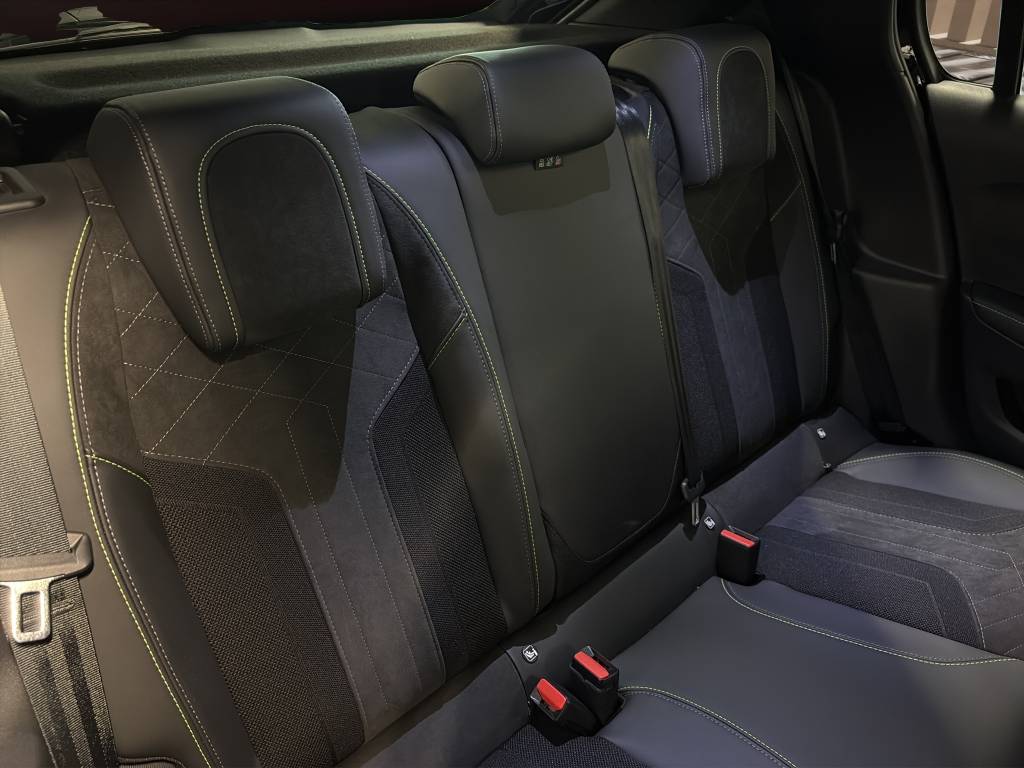 PEUGEOT 208 1.2 PureTech GT Pack EAT8-image-8