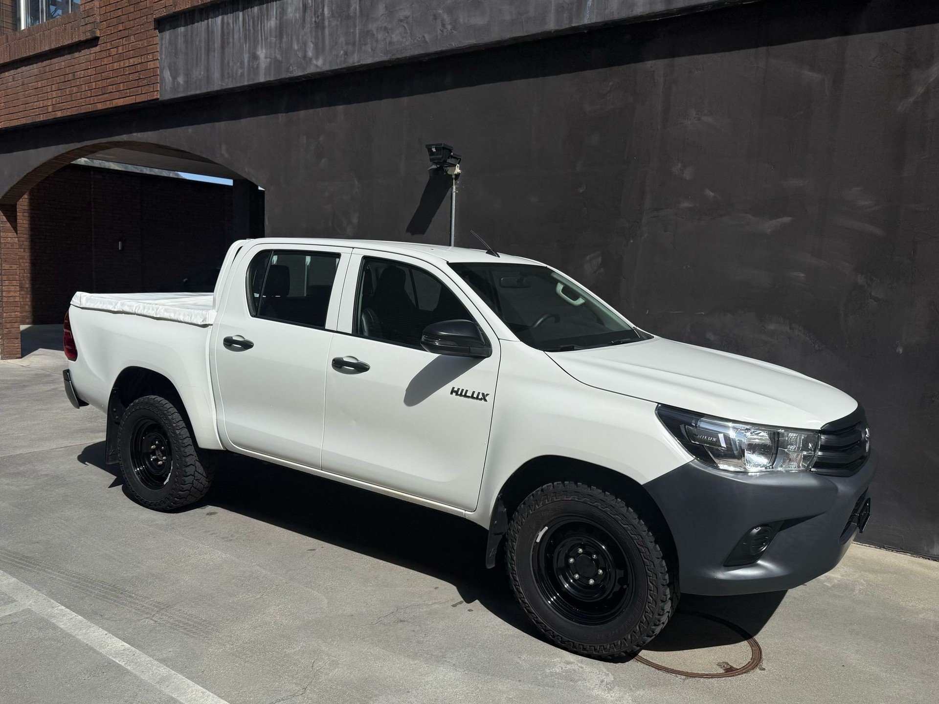 TOYOTA Hilux 2.4D-4D Luna Double Cab 4x4-image-1