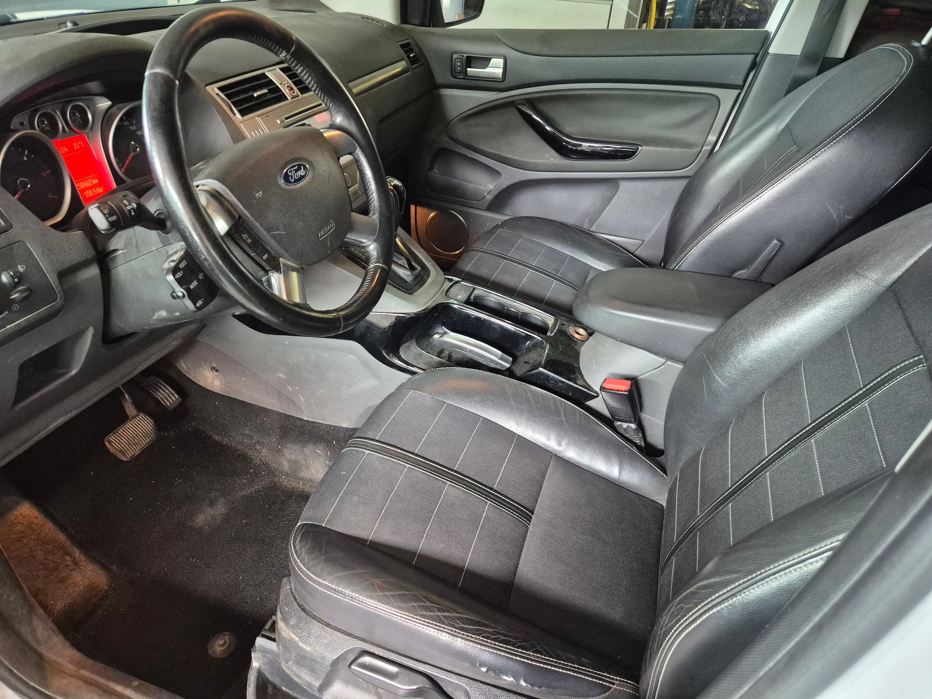 FORD Kuga 2.0 TDCi 4WD PowerShift-image-6