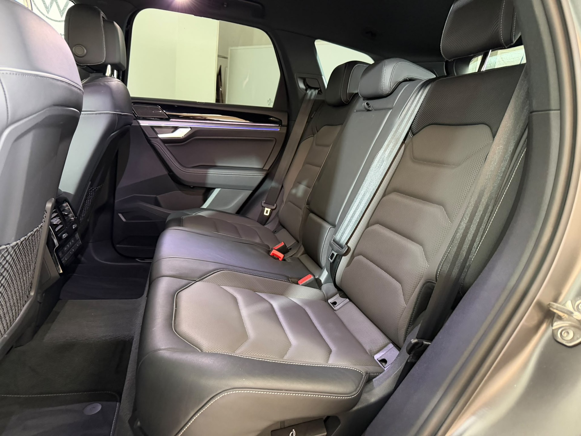 VW Touareg 3.0 TDI R-Line Tiptronic-image-8