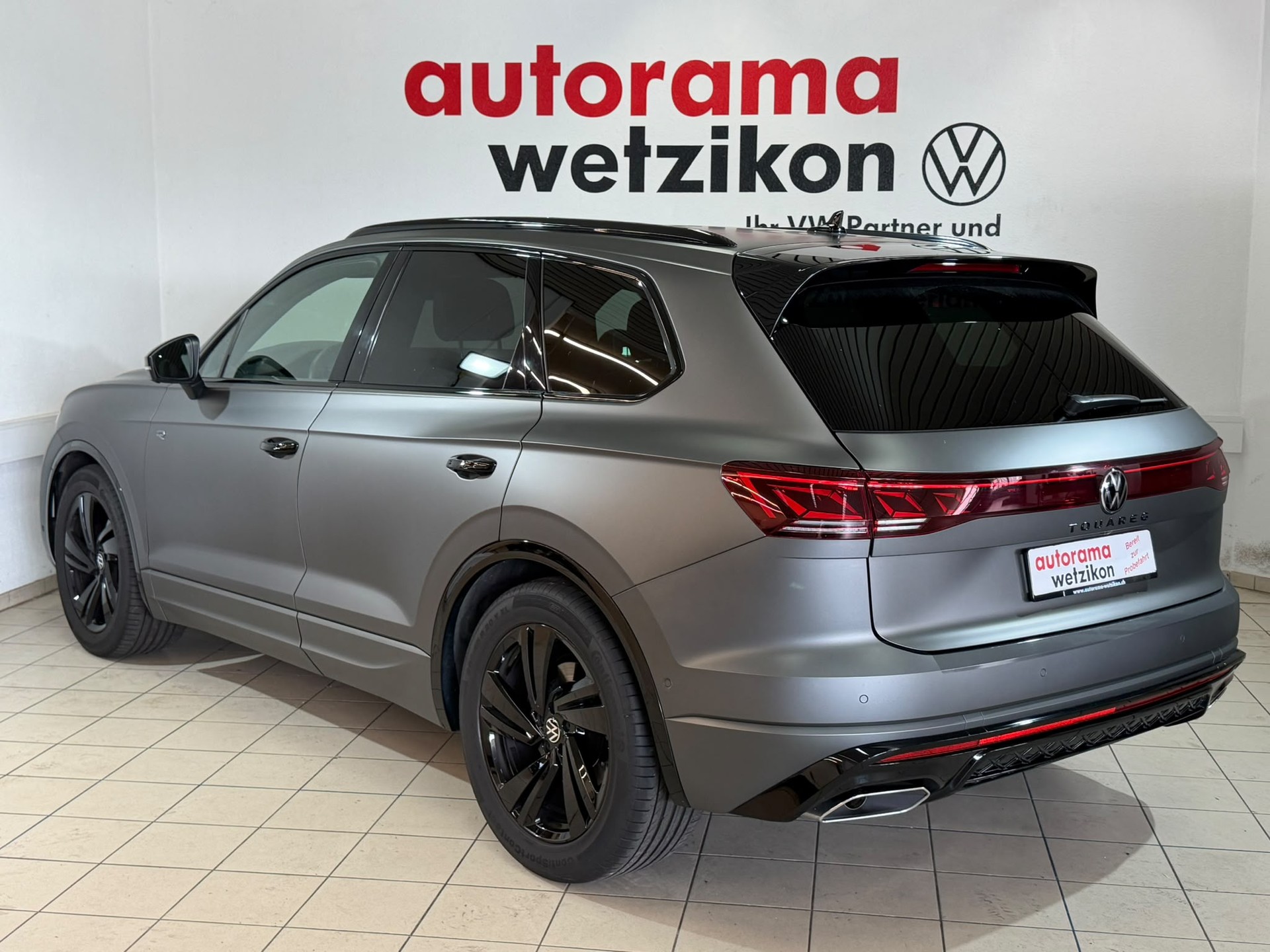 VW Touareg 3.0 TDI R-Line Tiptronic-image-2