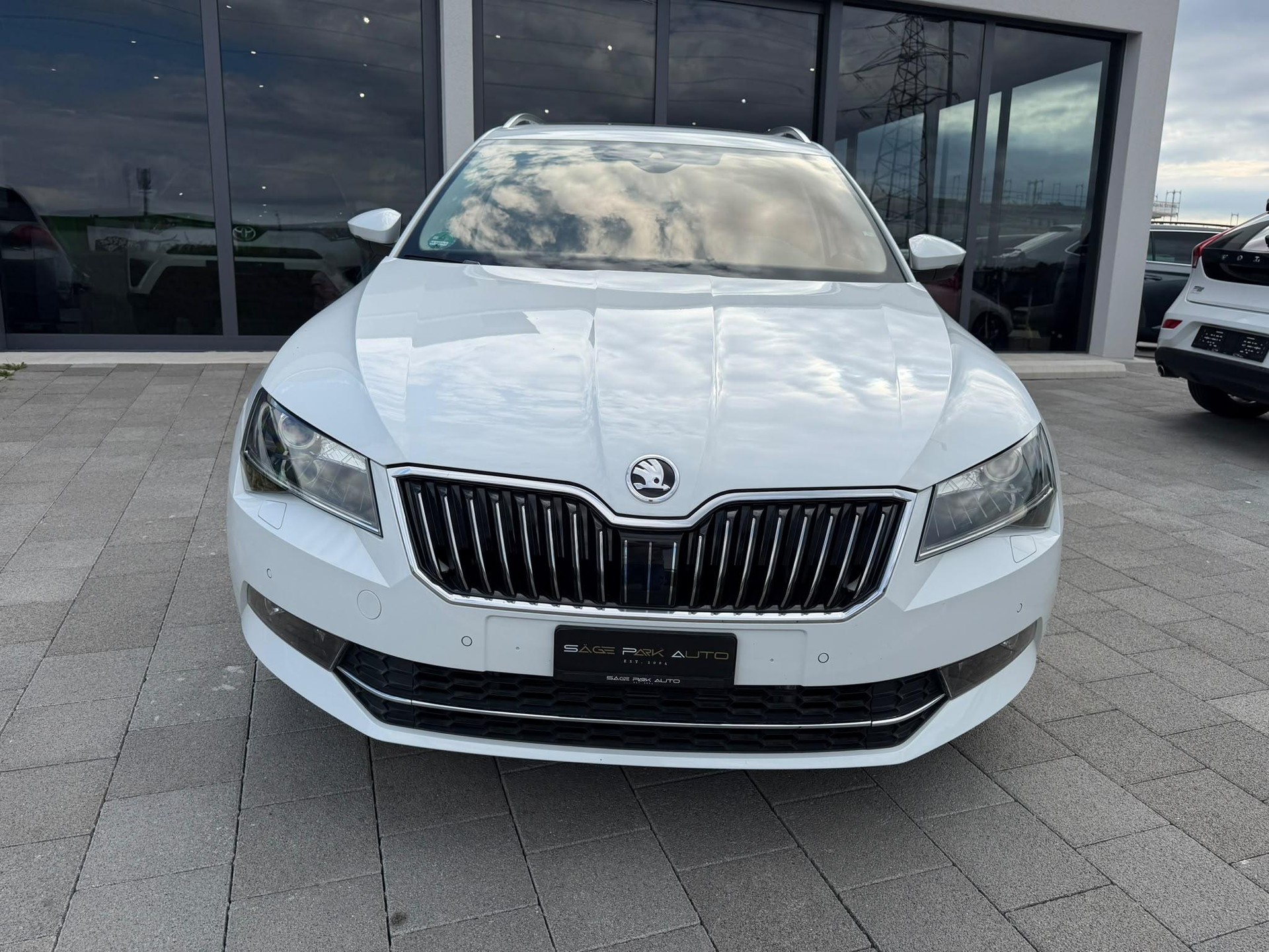 SKODA Superb Combi 2.0 TDI 190 L & K 4x4 DSG (Laurin & Klement)-image-2