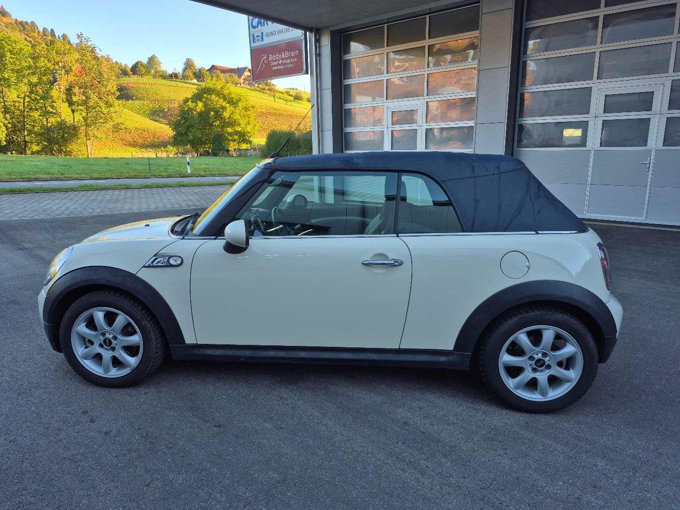MINI Cooper S Cabriolet-image-1