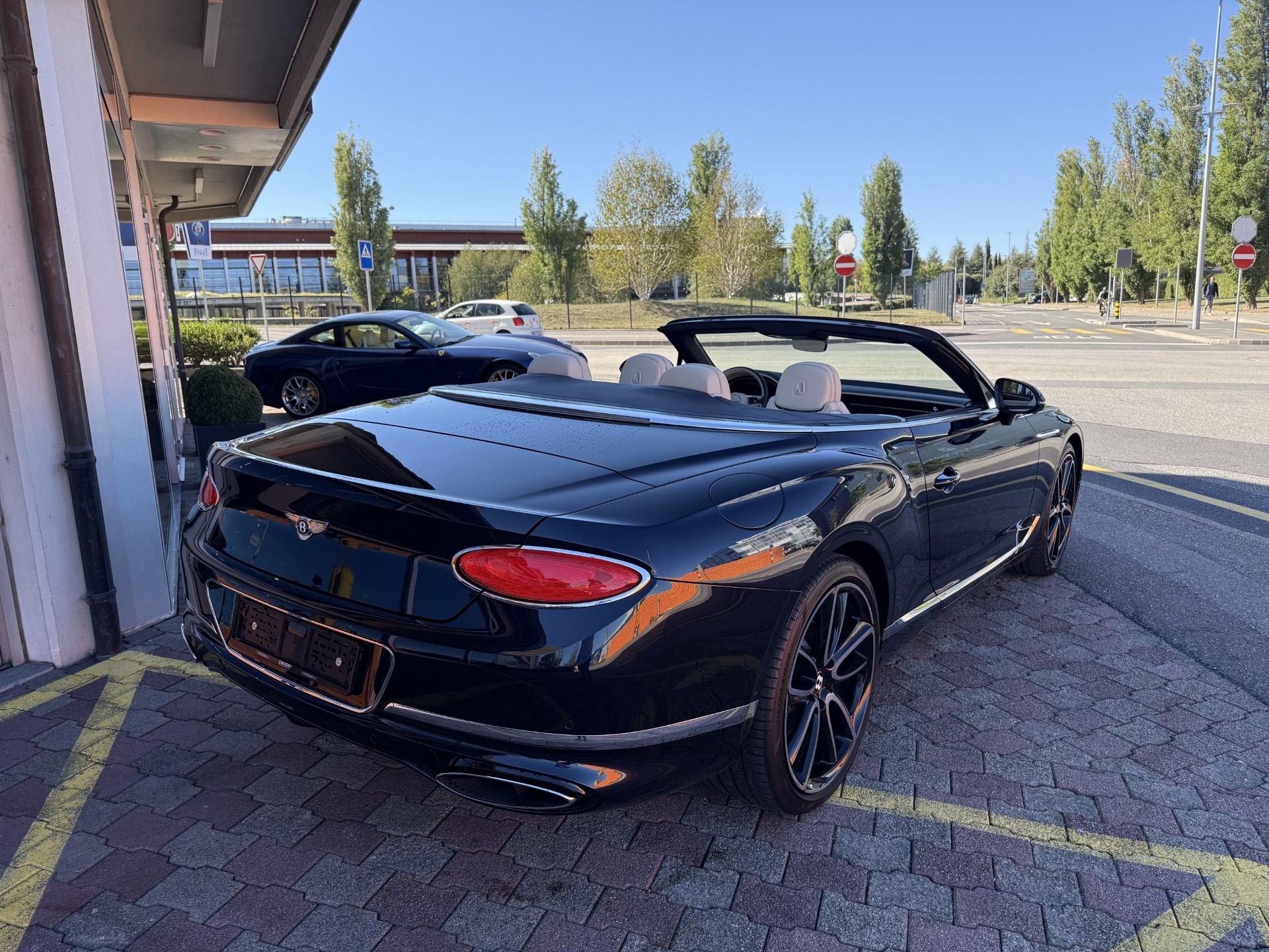 BENTLEY Continental GTC 6.0 W12-image-8