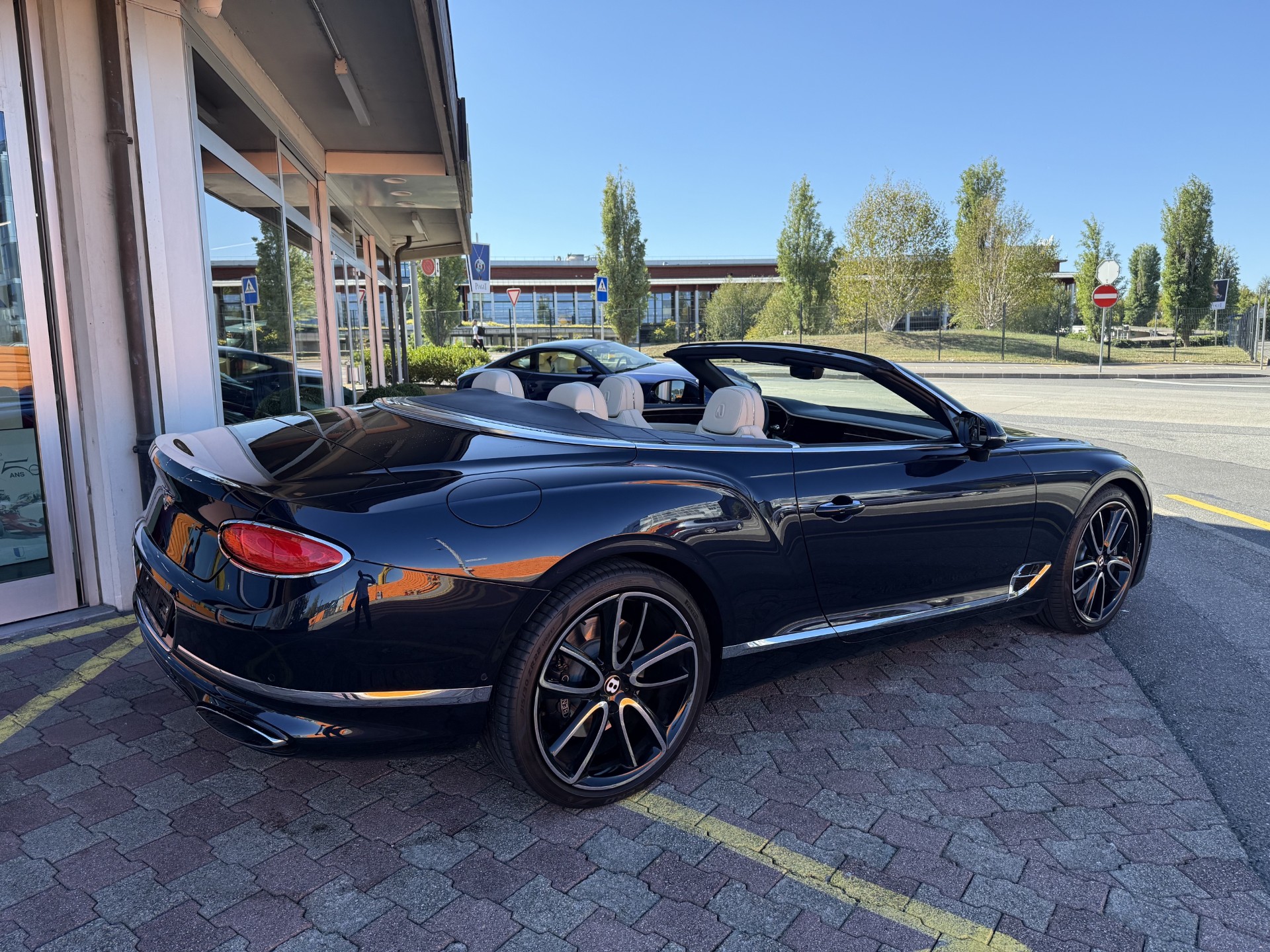 BENTLEY Continental GTC 6.0 W12-image-6