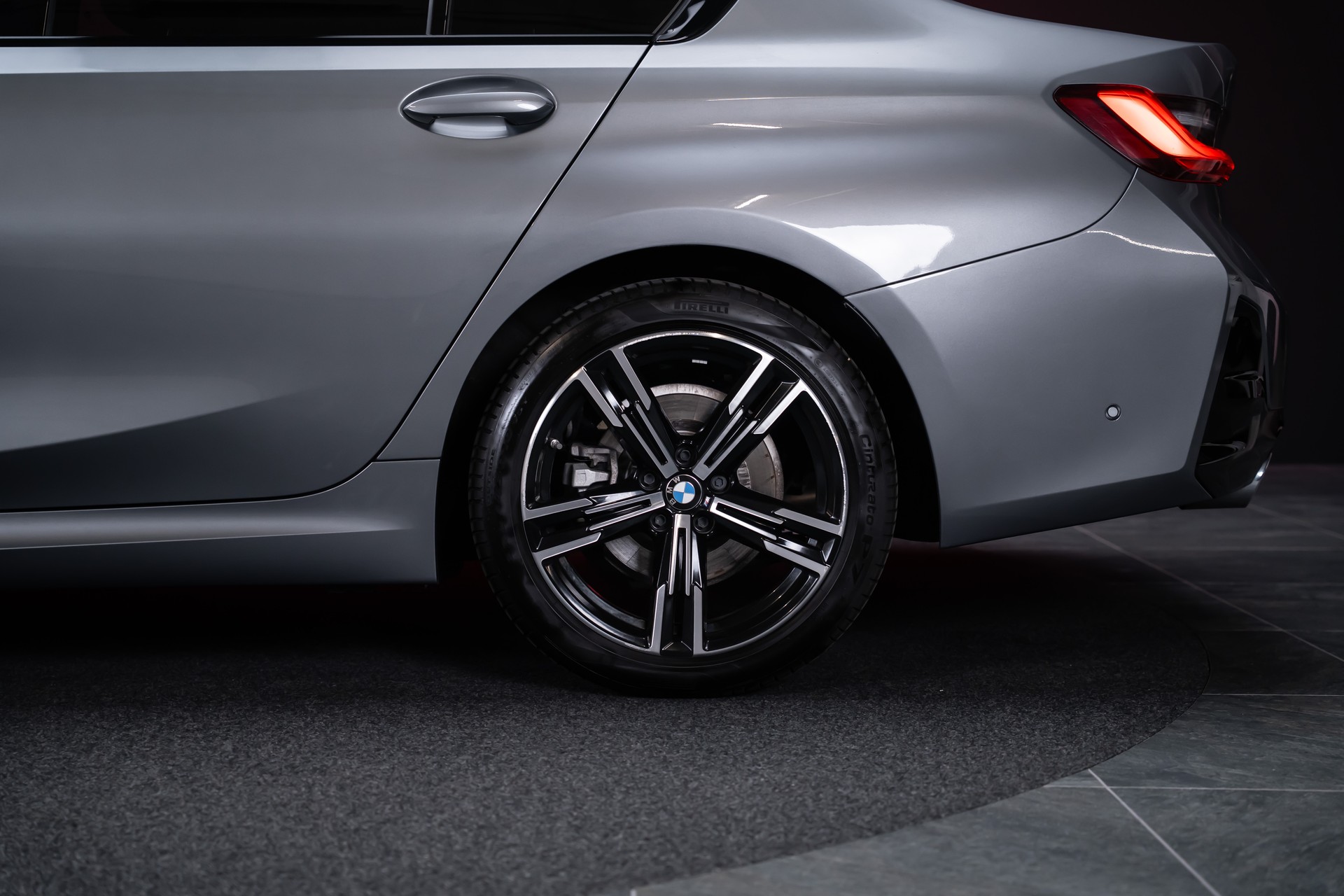 BMW 320d xDrive SAG M Sport / 360°Kamera / HeadUp / el.Sitze-image-38