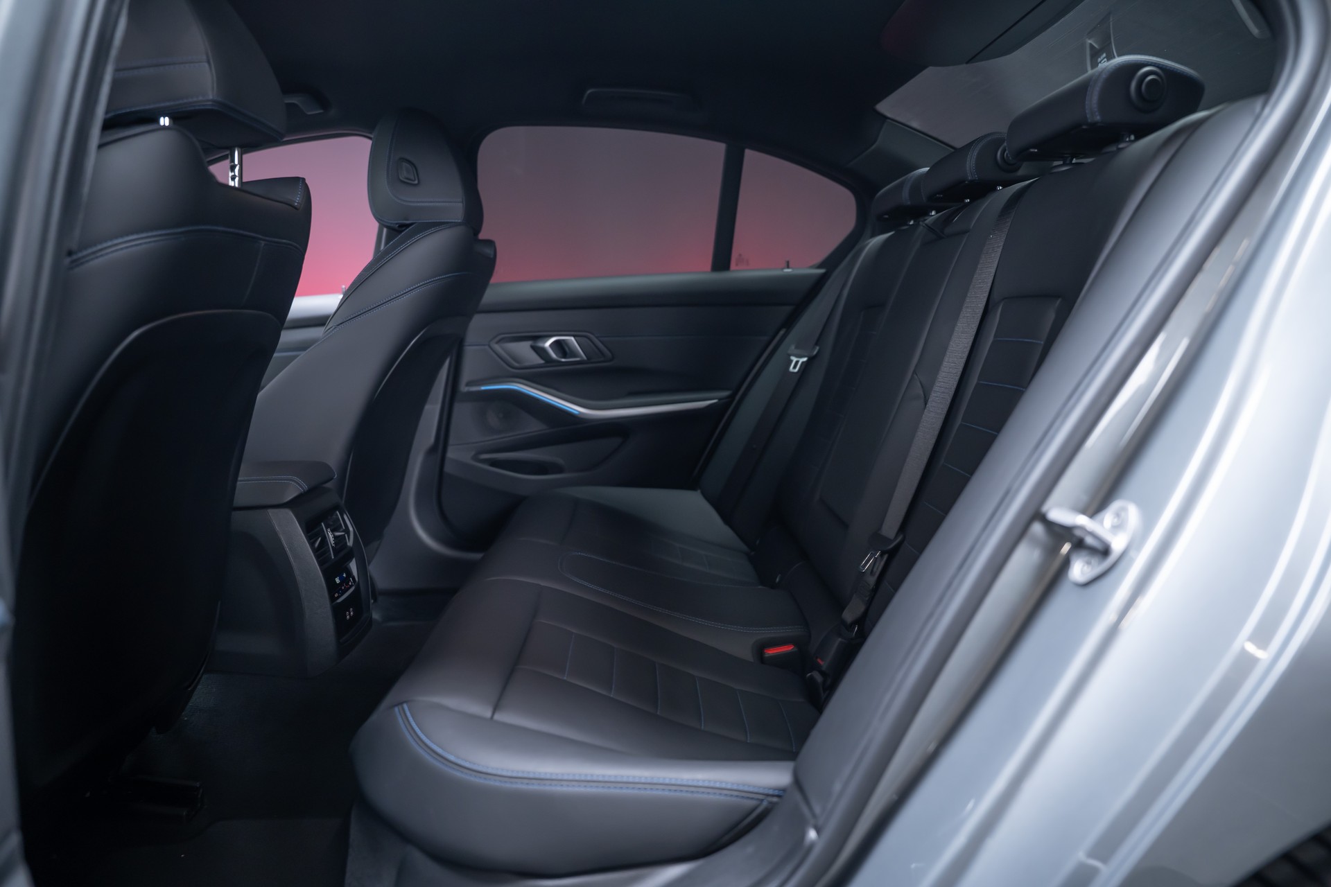 BMW 320d xDrive SAG M Sport / 360°Kamera / HeadUp / el.Sitze-image-16
