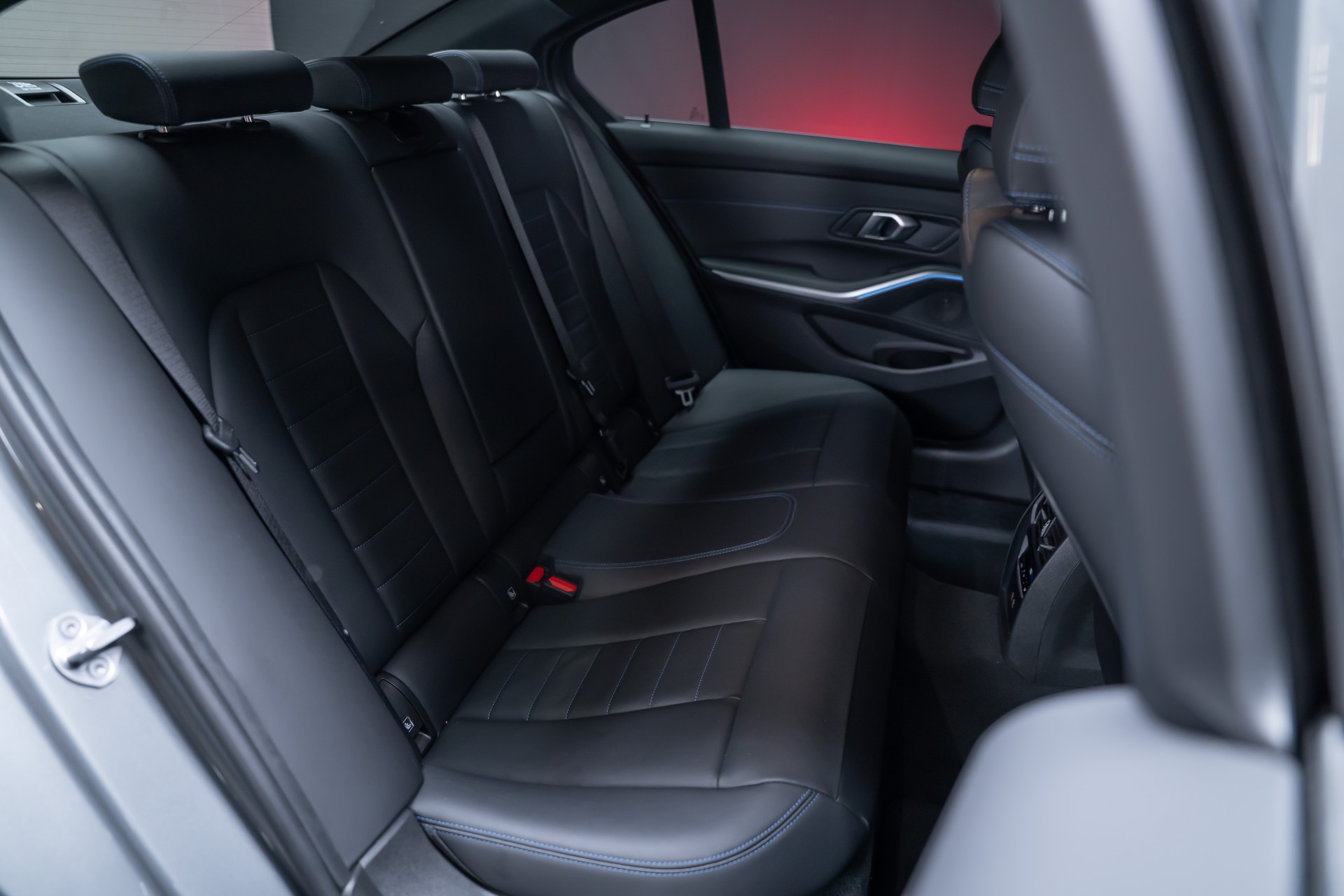 BMW 320d xDrive SAG M Sport / 360°Kamera / HeadUp / el.Sitze-image-19