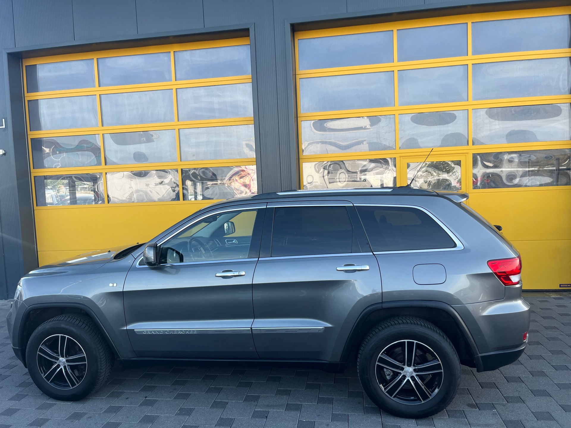 JEEP Grand Cherokee 3.0 CRD Overland Automatic-image-3