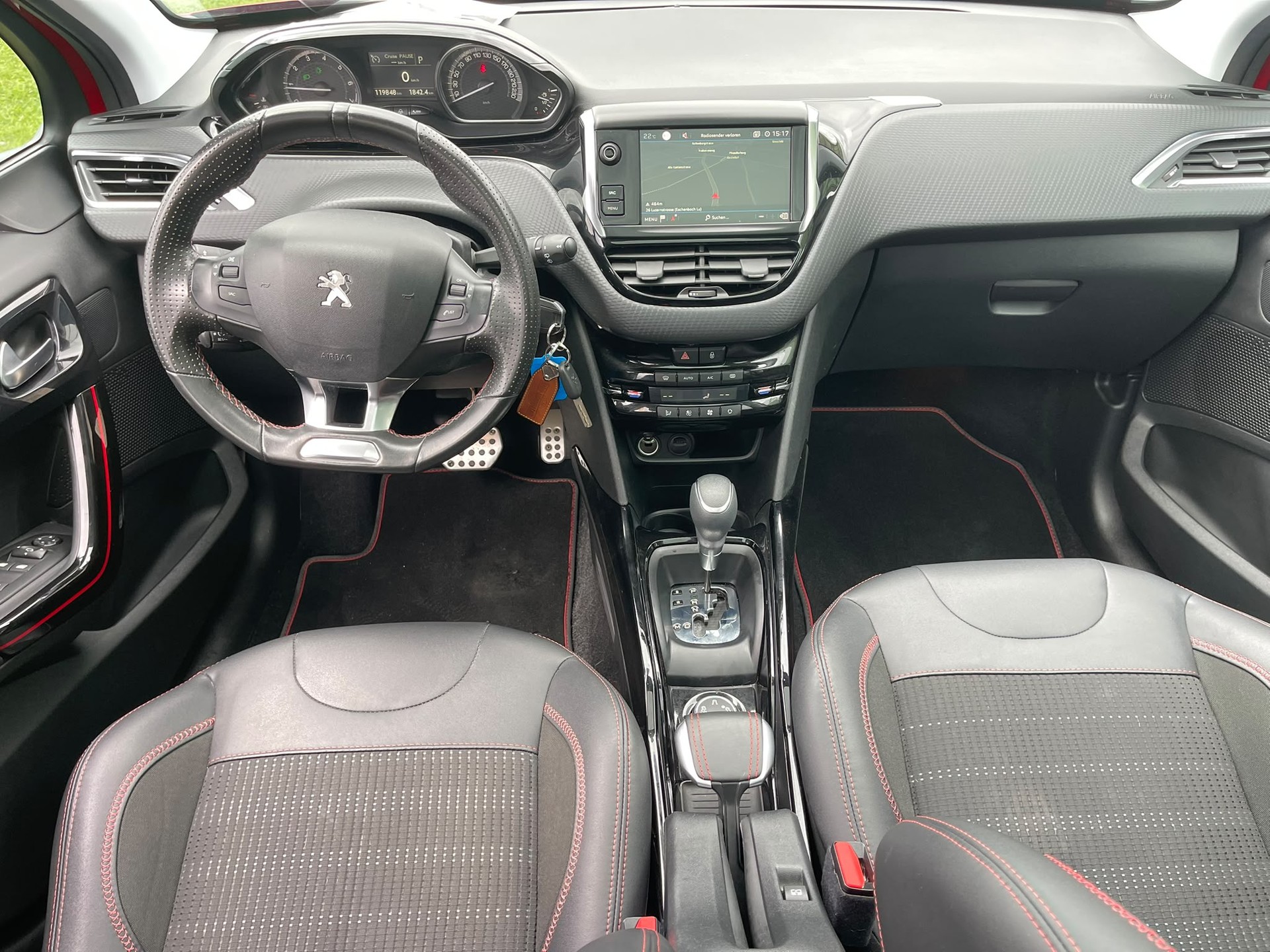 PEUGEOT 2008 1.2 PureTech Signature EAT6-image-6