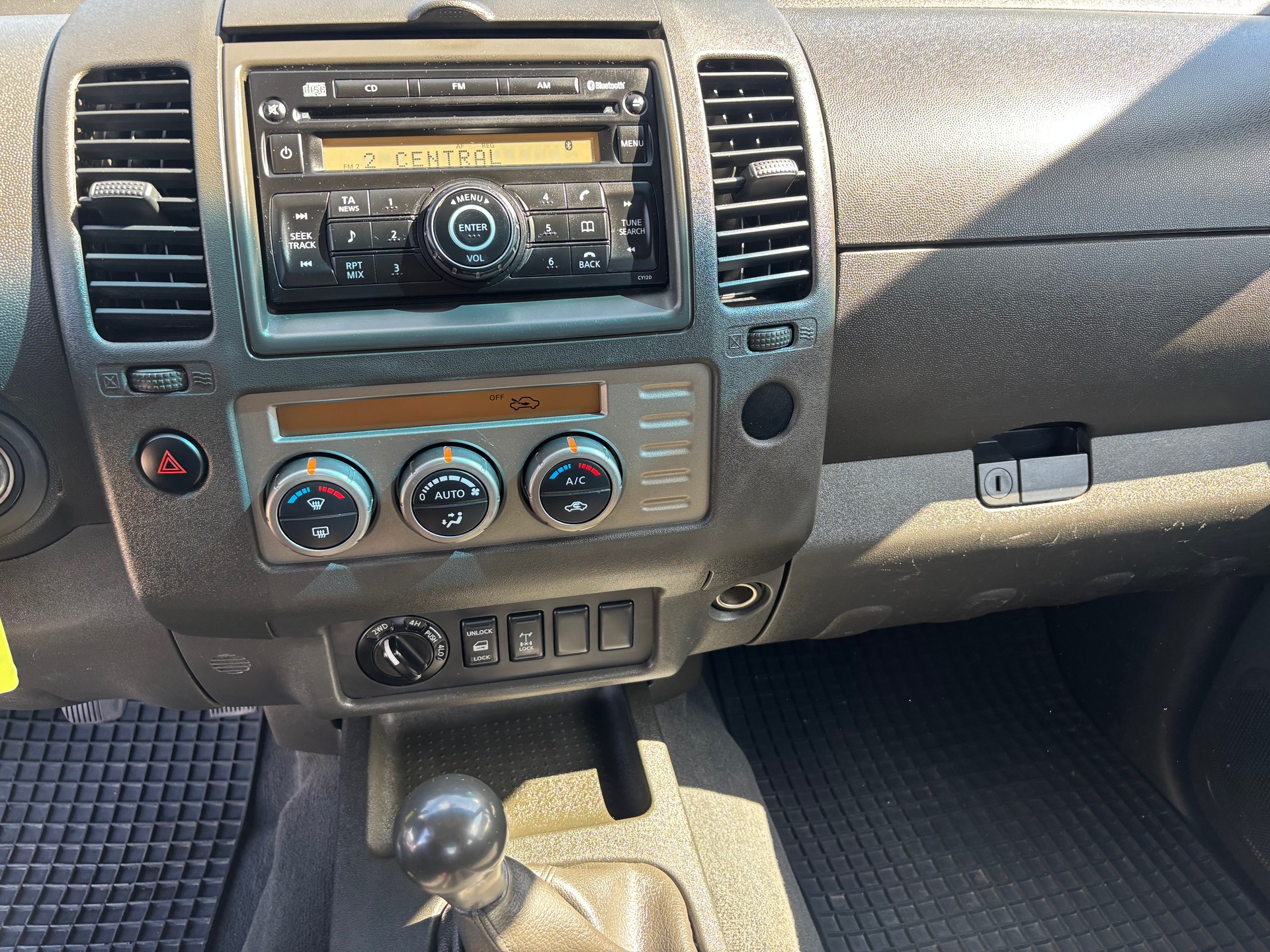 NISSAN Navara King Cab SE 2.5 dCi 4WD-image-8