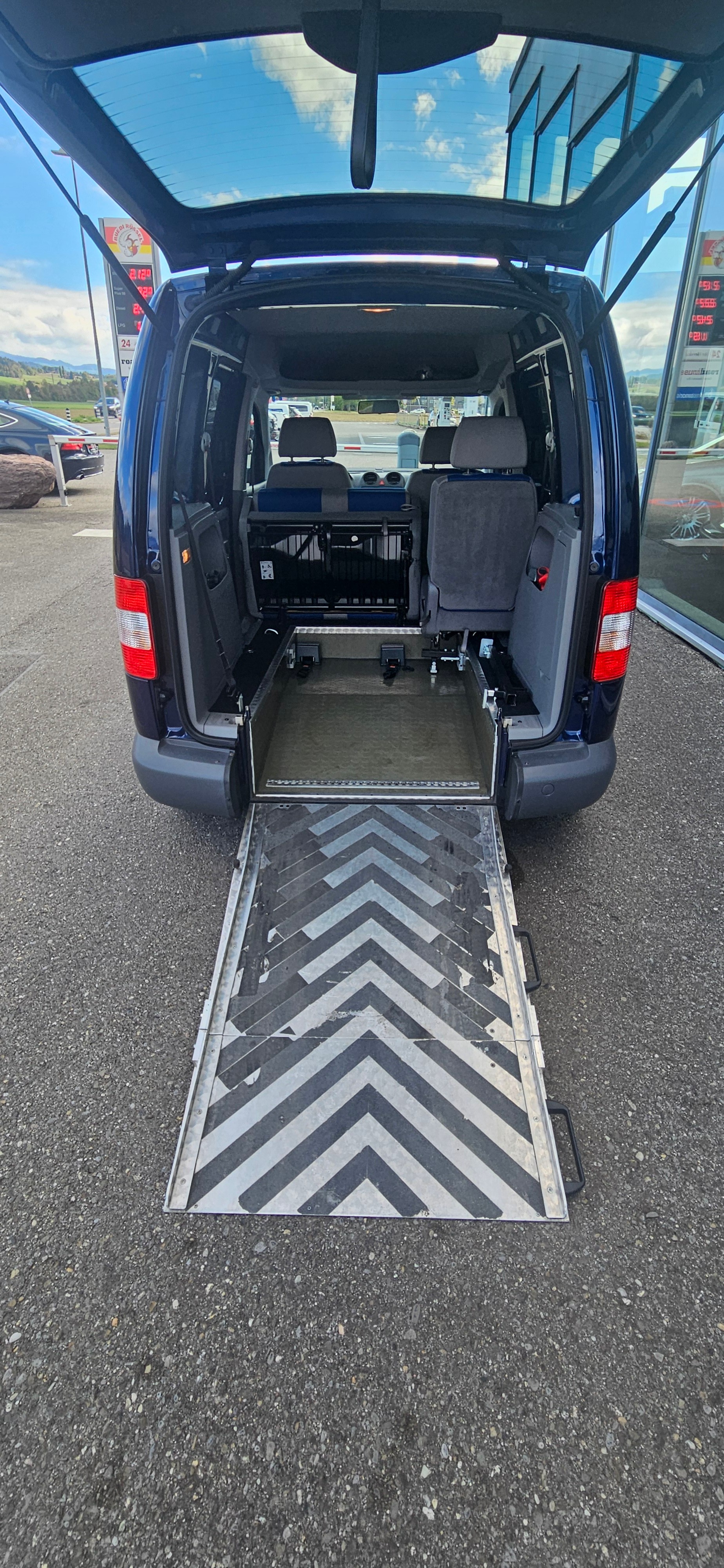 VW Behindertengerecht-Rampe / 4-Sitze & ein Rollstuhlfahrer/in-image-15