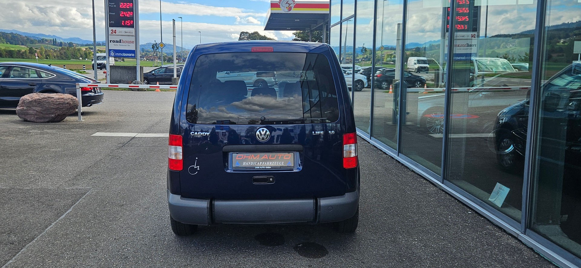 VW Behindertengerecht-Rampe / 4-Sitze & ein Rollstuhlfahrer/in-image-5