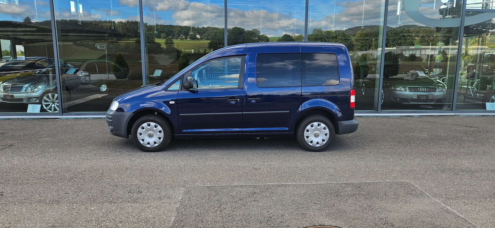 VW Behindertengerecht-Rampe / 4-Sitze & ein Rollstuhlfahrer/in-image-3