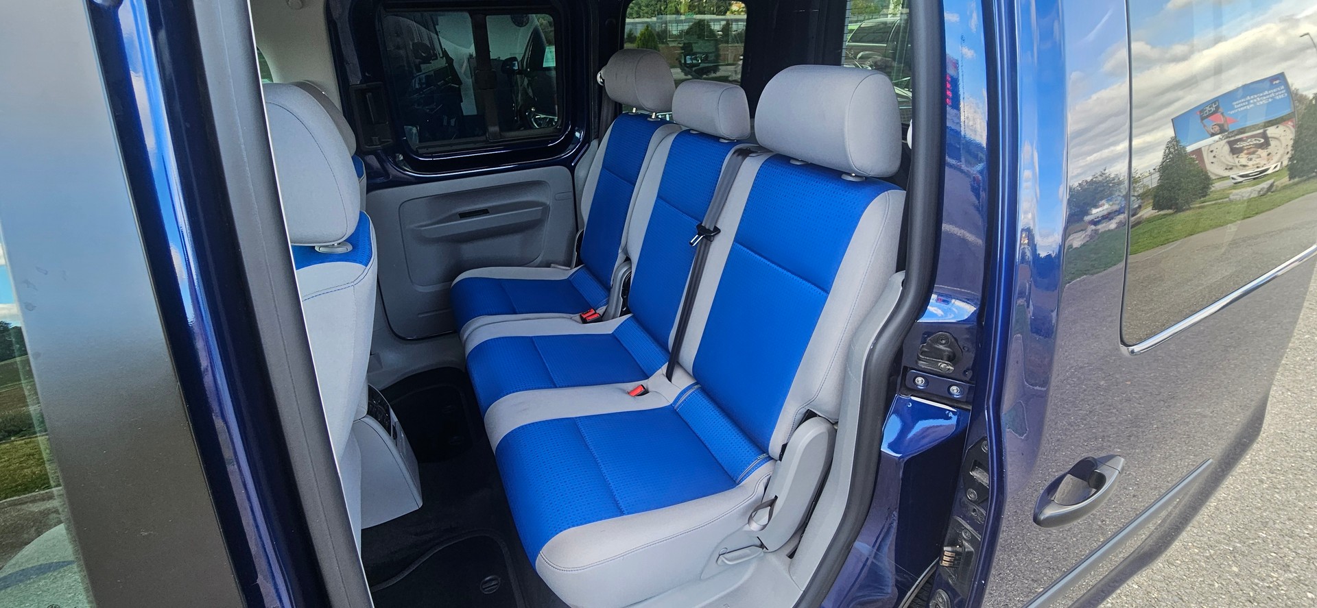 VW Behindertengerecht-Rampe / 4-Sitze & ein Rollstuhlfahrer/in-image-10