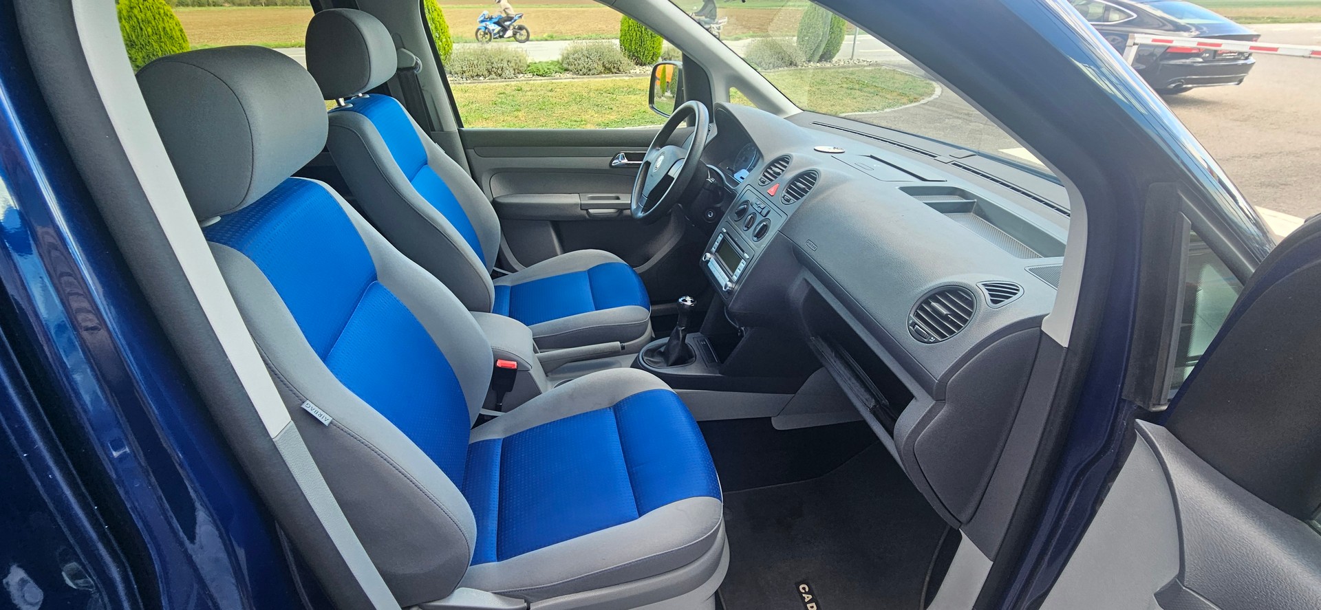 VW Behindertengerecht-Rampe / 4-Sitze & ein Rollstuhlfahrer/in-image-9