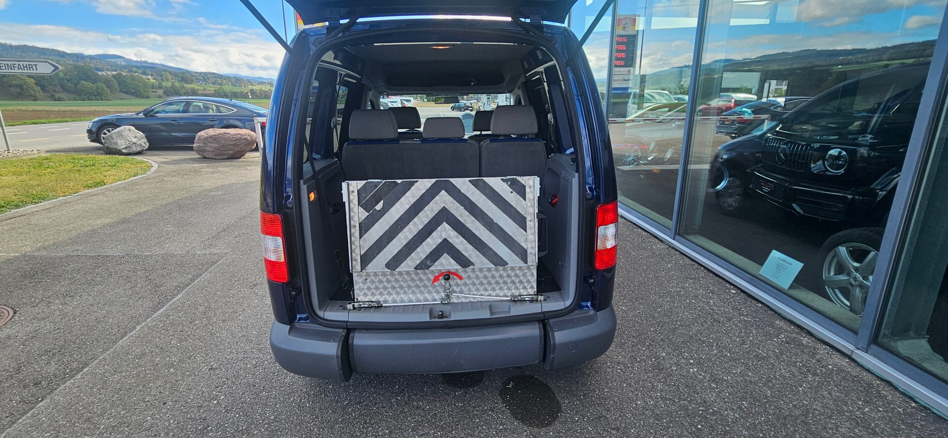 VW Behindertengerecht-Rampe / 4-Sitze & ein Rollstuhlfahrer/in-image-12