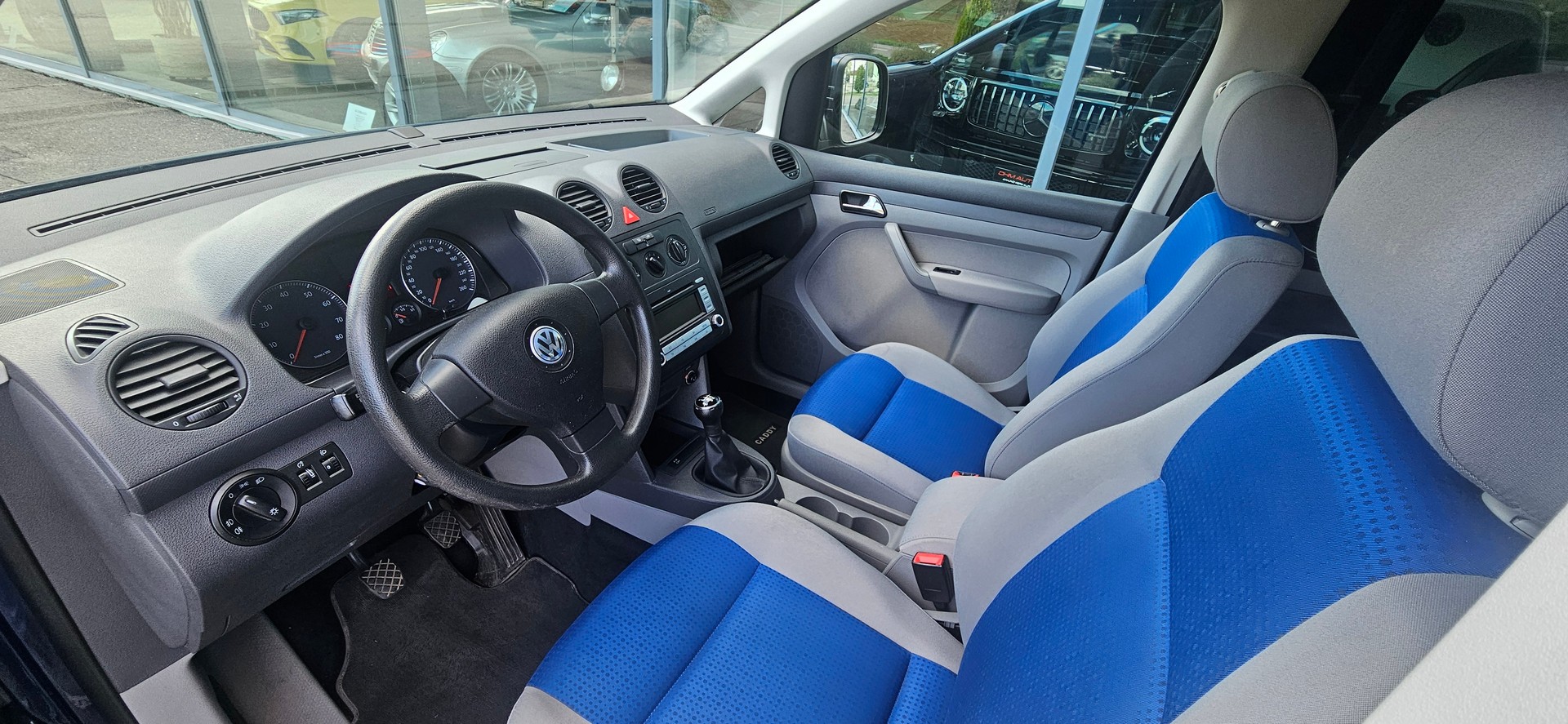 VW Behindertengerecht-Rampe / 4-Sitze & ein Rollstuhlfahrer/in-image-7