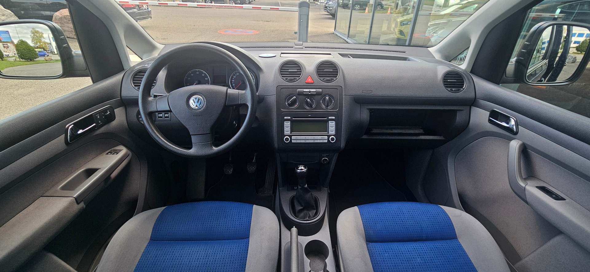 VW Behindertengerecht-Rampe / 4-Sitze & ein Rollstuhlfahrer/in-image-8
