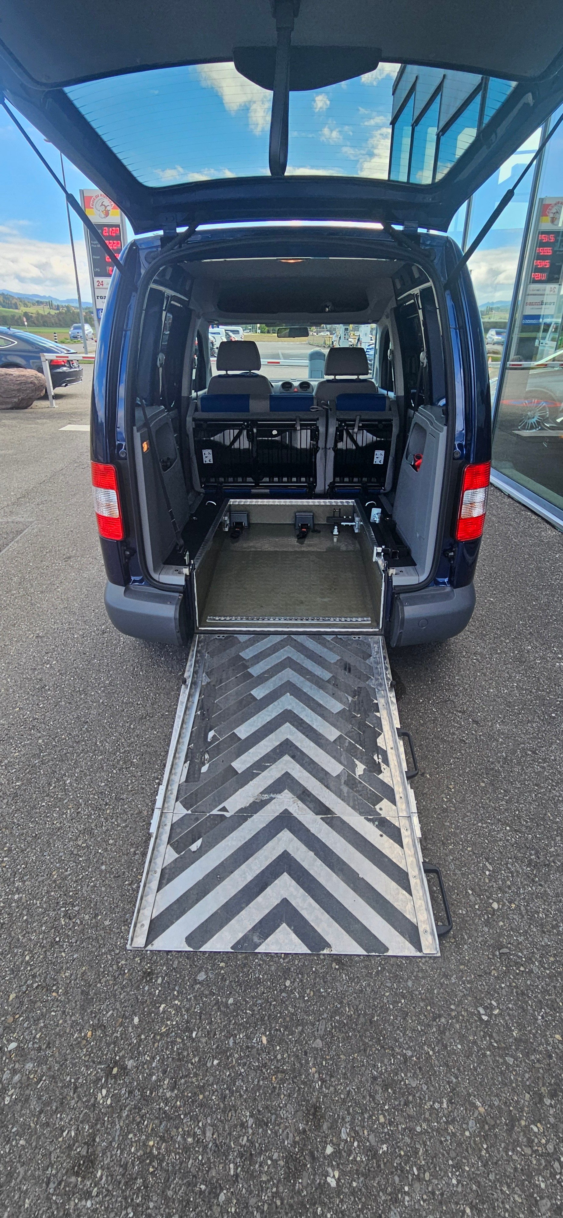 VW Behindertengerecht-Rampe / 4-Sitze & ein Rollstuhlfahrer/in-image-14