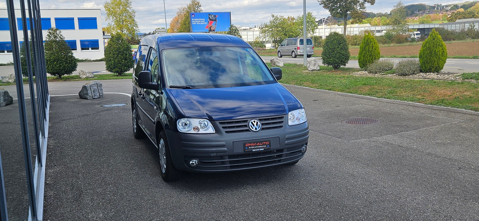 VW Behindertengerecht-Rampe / 4-Sitze & ein Rollstuhlfahrer/in-image-2