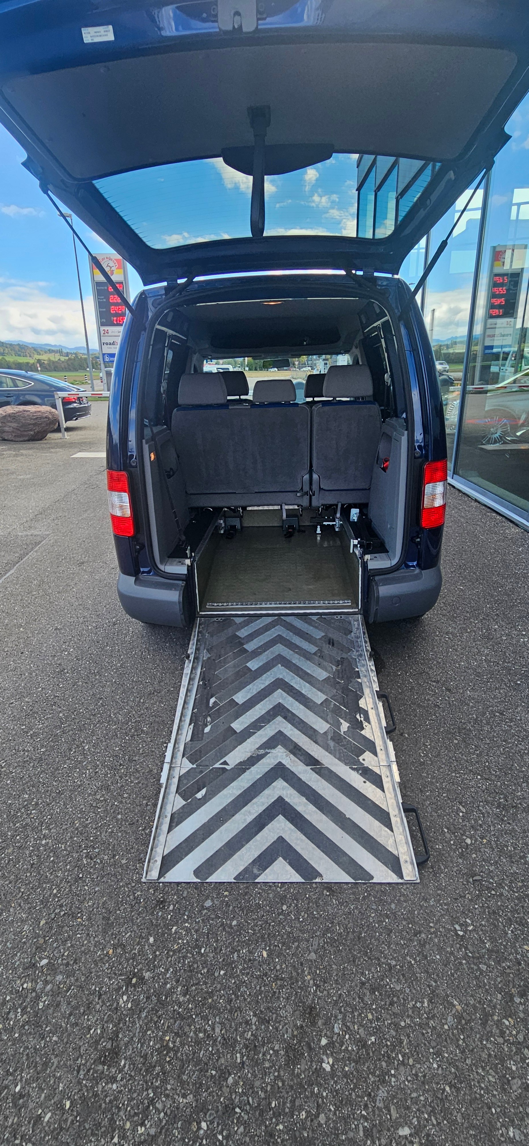 VW Behindertengerecht-Rampe / 4-Sitze & ein Rollstuhlfahrer/in-image-13