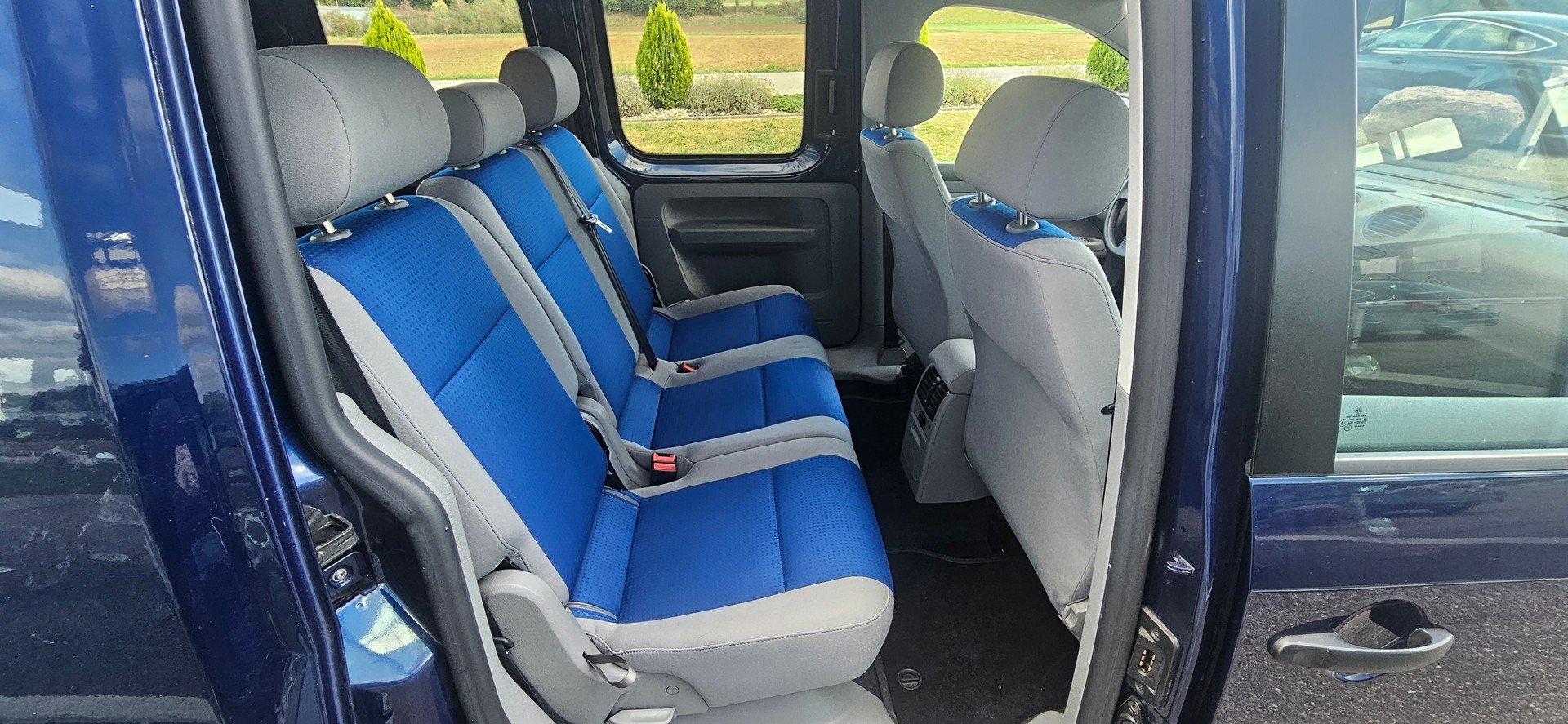 VW Behindertengerecht-Rampe / 4-Sitze & ein Rollstuhlfahrer/in-image-11
