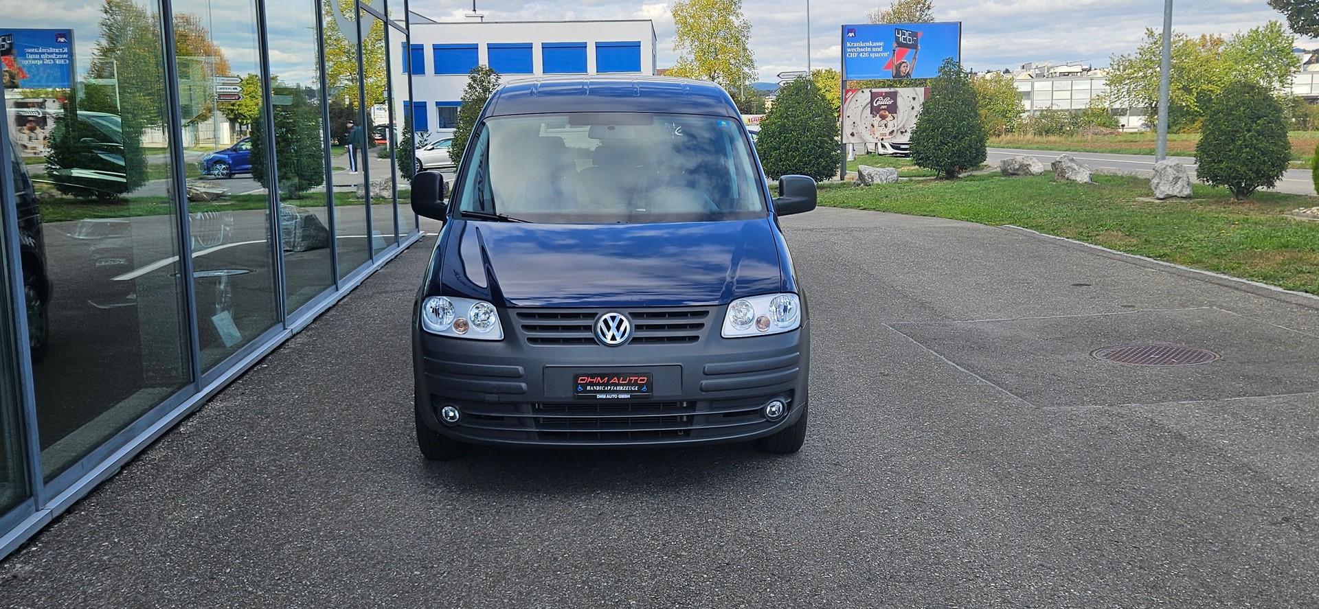 VW Behindertengerecht-Rampe / 4-Sitze & ein Rollstuhlfahrer/in-image-1