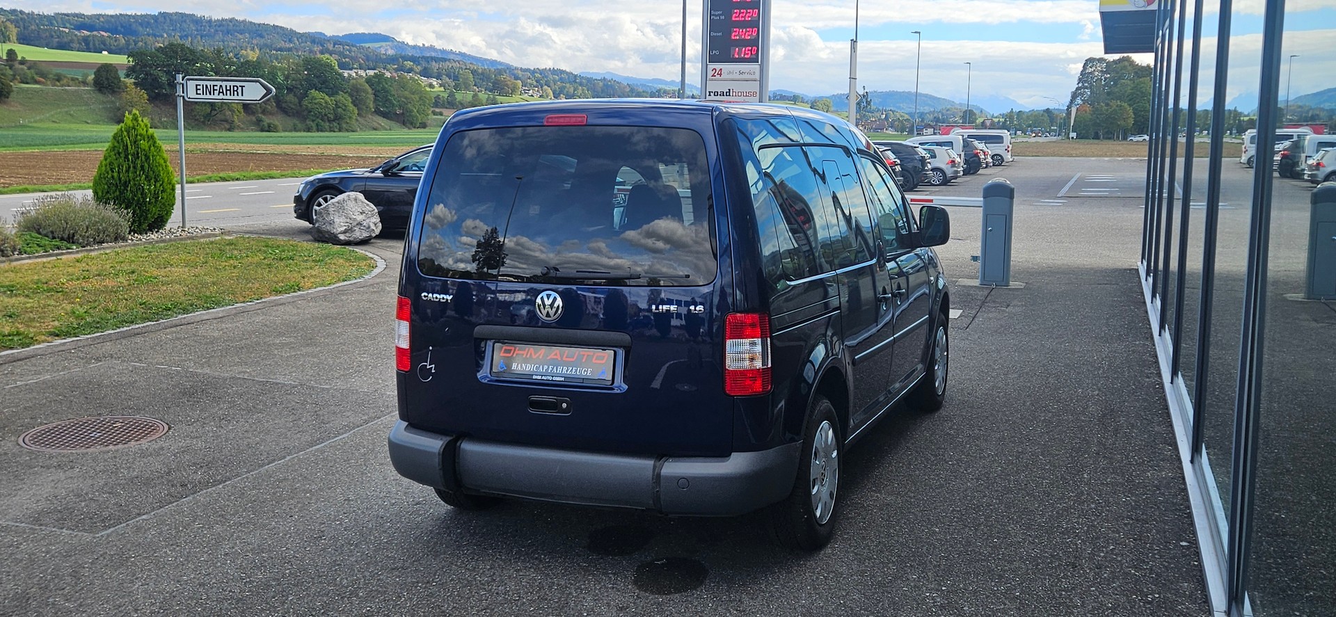 VW Behindertengerecht-Rampe / 4-Sitze & ein Rollstuhlfahrer/in-image-6