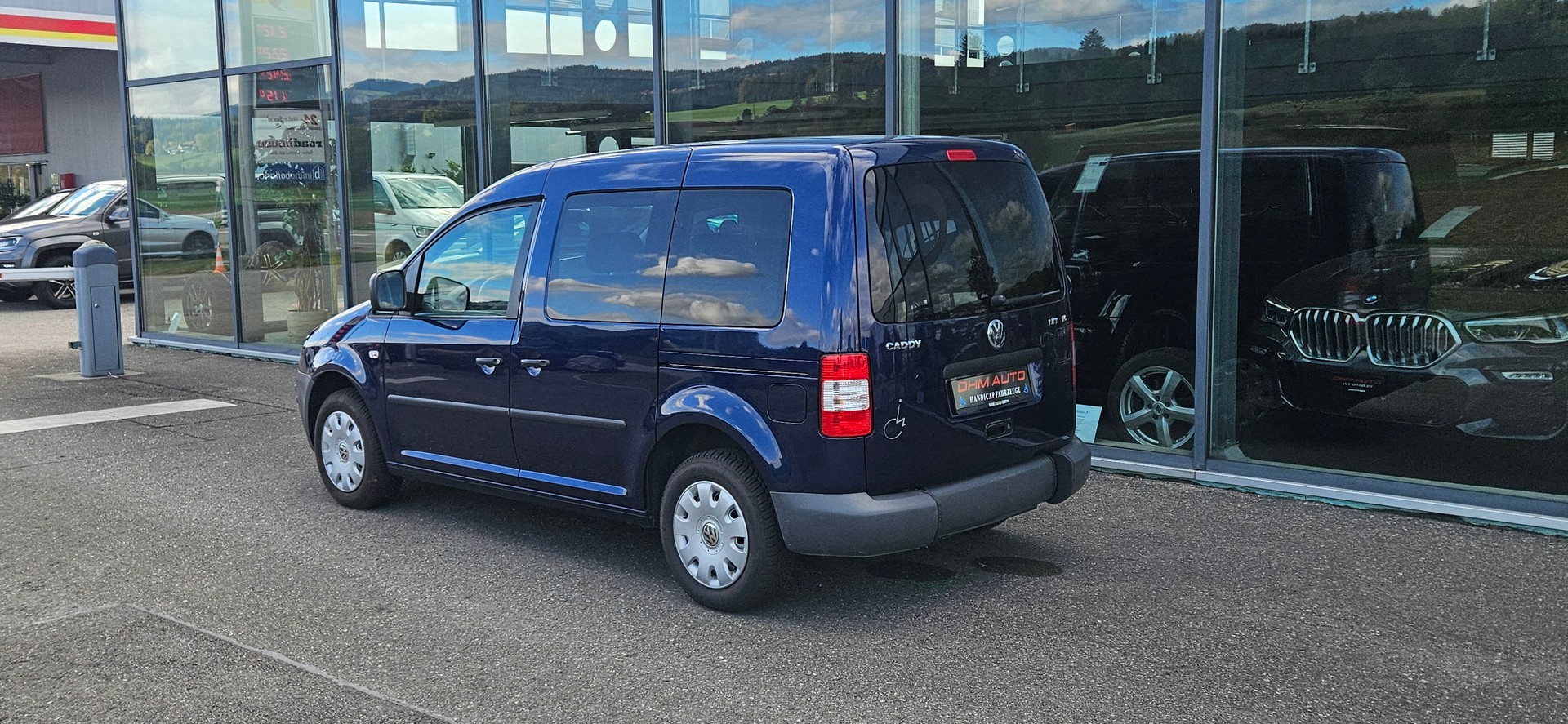 VW Behindertengerecht-Rampe / 4-Sitze & ein Rollstuhlfahrer/in-image-4