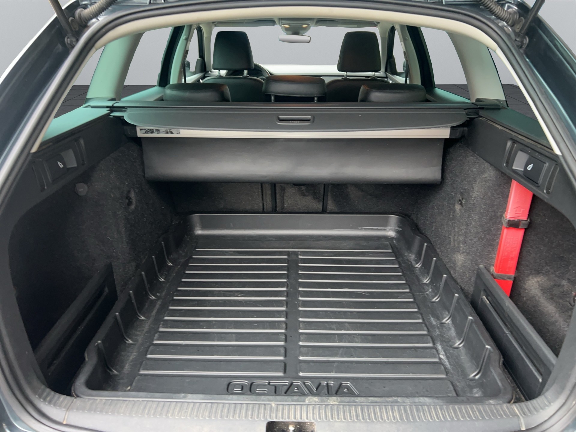 SKODA Octavia Combi 2.0 TDI Soleil 4x4 DSG-image-13