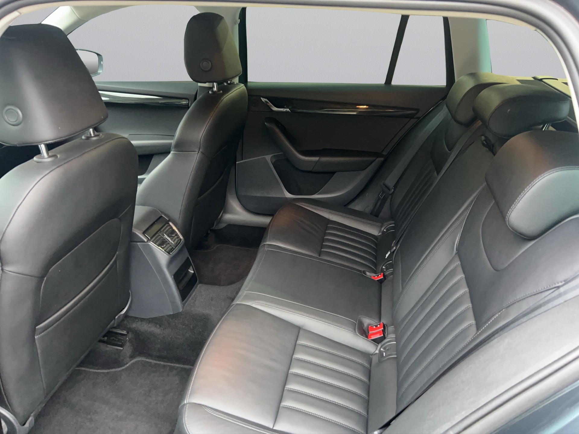 SKODA Octavia Combi 2.0 TDI Soleil 4x4 DSG-image-12