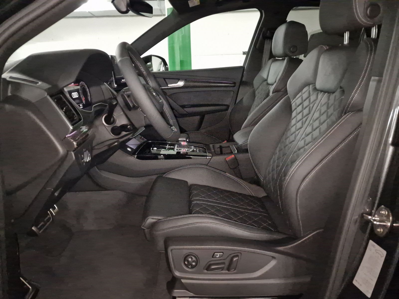 AUDI Q5 40 TDI Black Edition quattro S-tronic-image-4