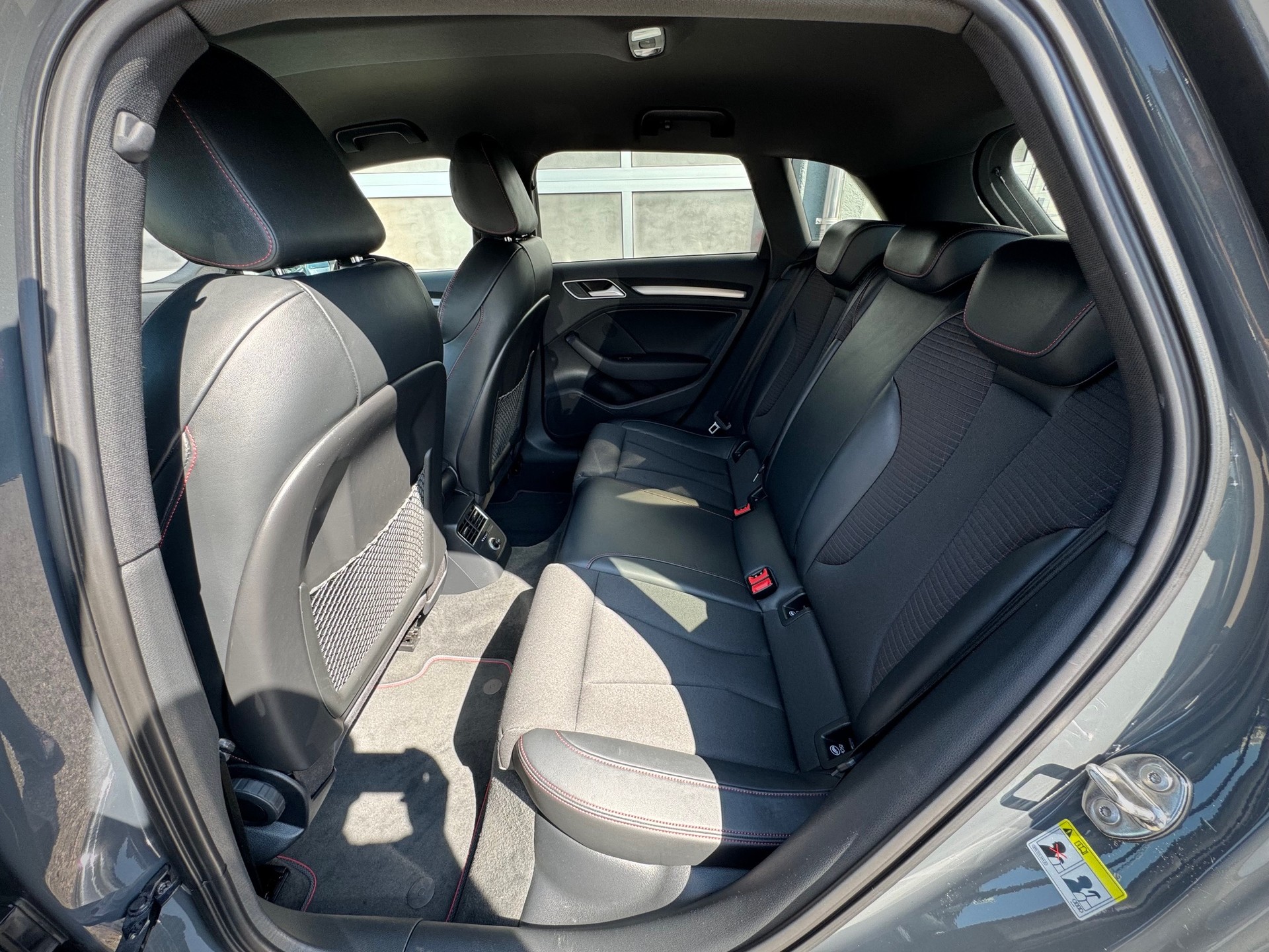 AUDI S3 Sportback 2.0 TFSI quattro S-tronic - Véhicule Suisse (CH)-image-11
