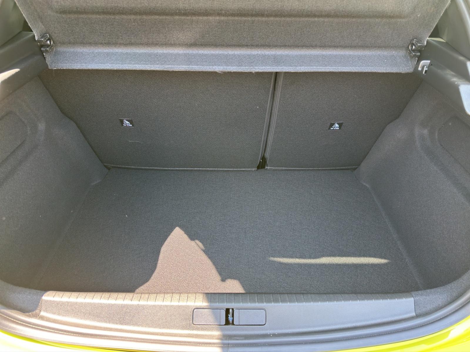 PEUGEOT 208 1.2 Hybrid 110 Allure Premium-image-18