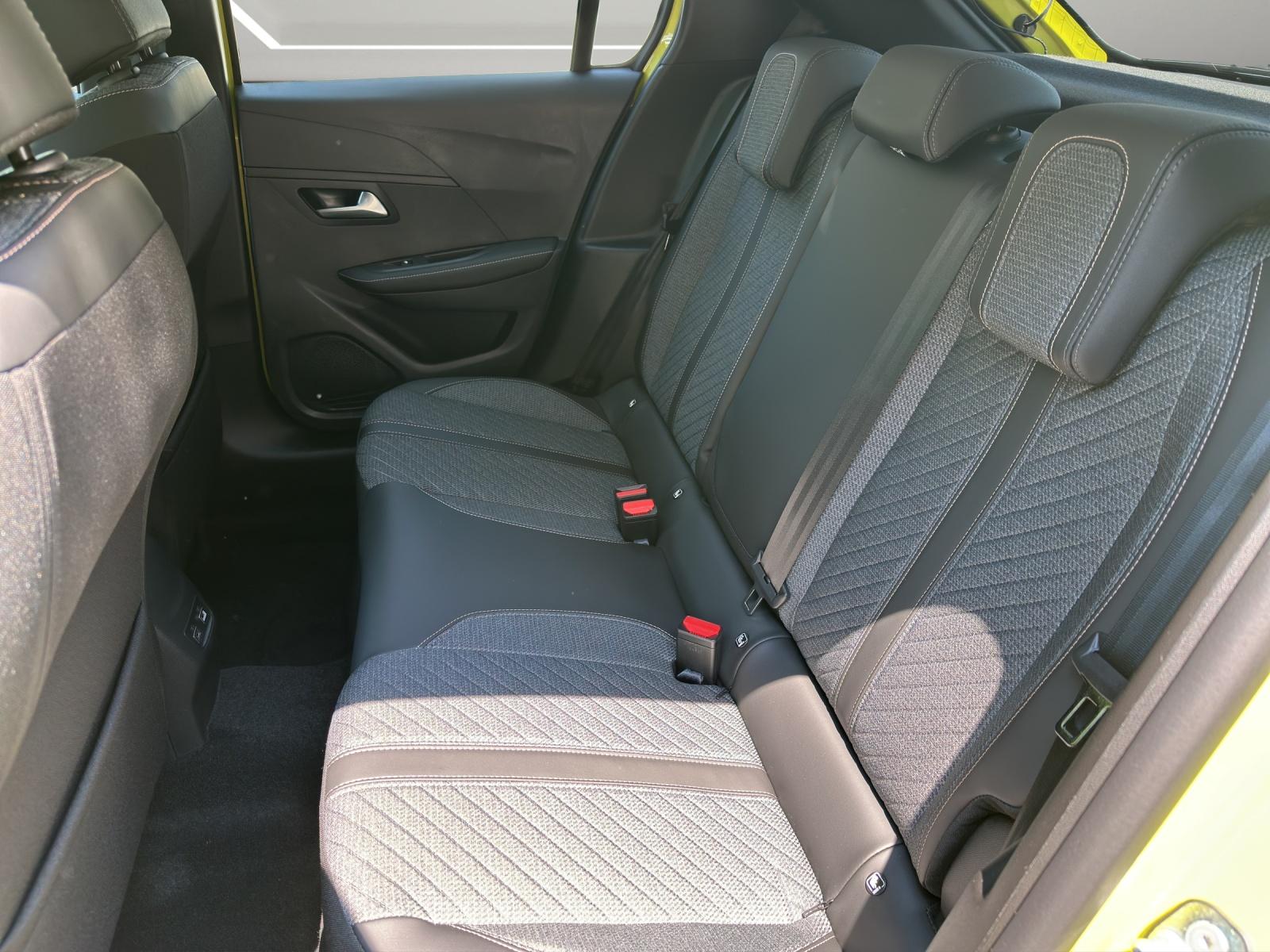 PEUGEOT 208 1.2 Hybrid 110 Allure Premium-image-17