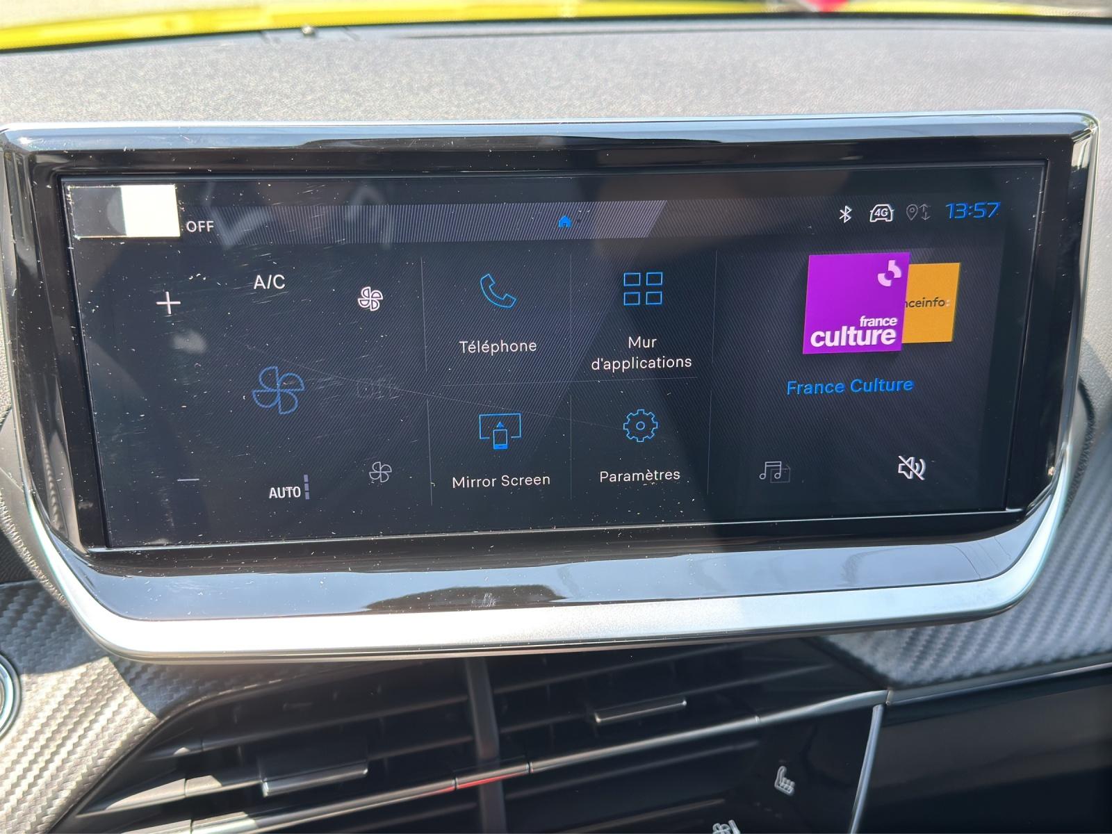 PEUGEOT 208 1.2 Hybrid 110 Allure Premium-image-12