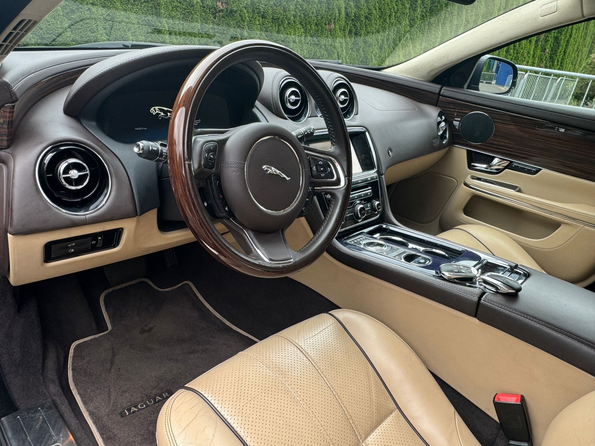 JAGUAR XJ LWB 5.0 V8 Premium Luxury Automatic-image-19