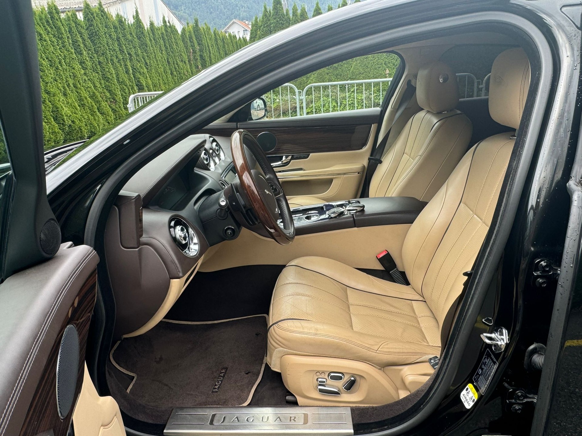 JAGUAR XJ LWB 5.0 V8 Premium Luxury Automatic-image-18