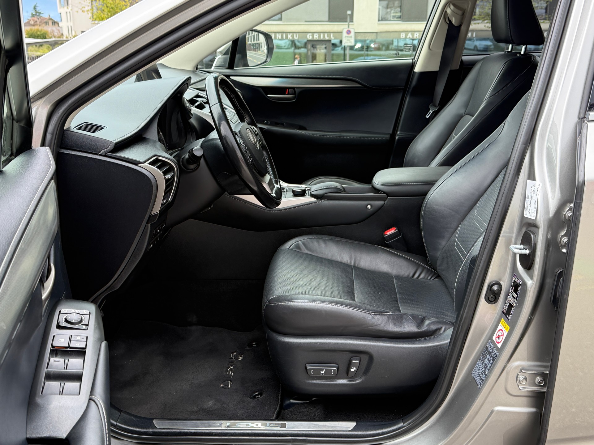LEXUS NX 300h comfort E-Four Automatic-image-11