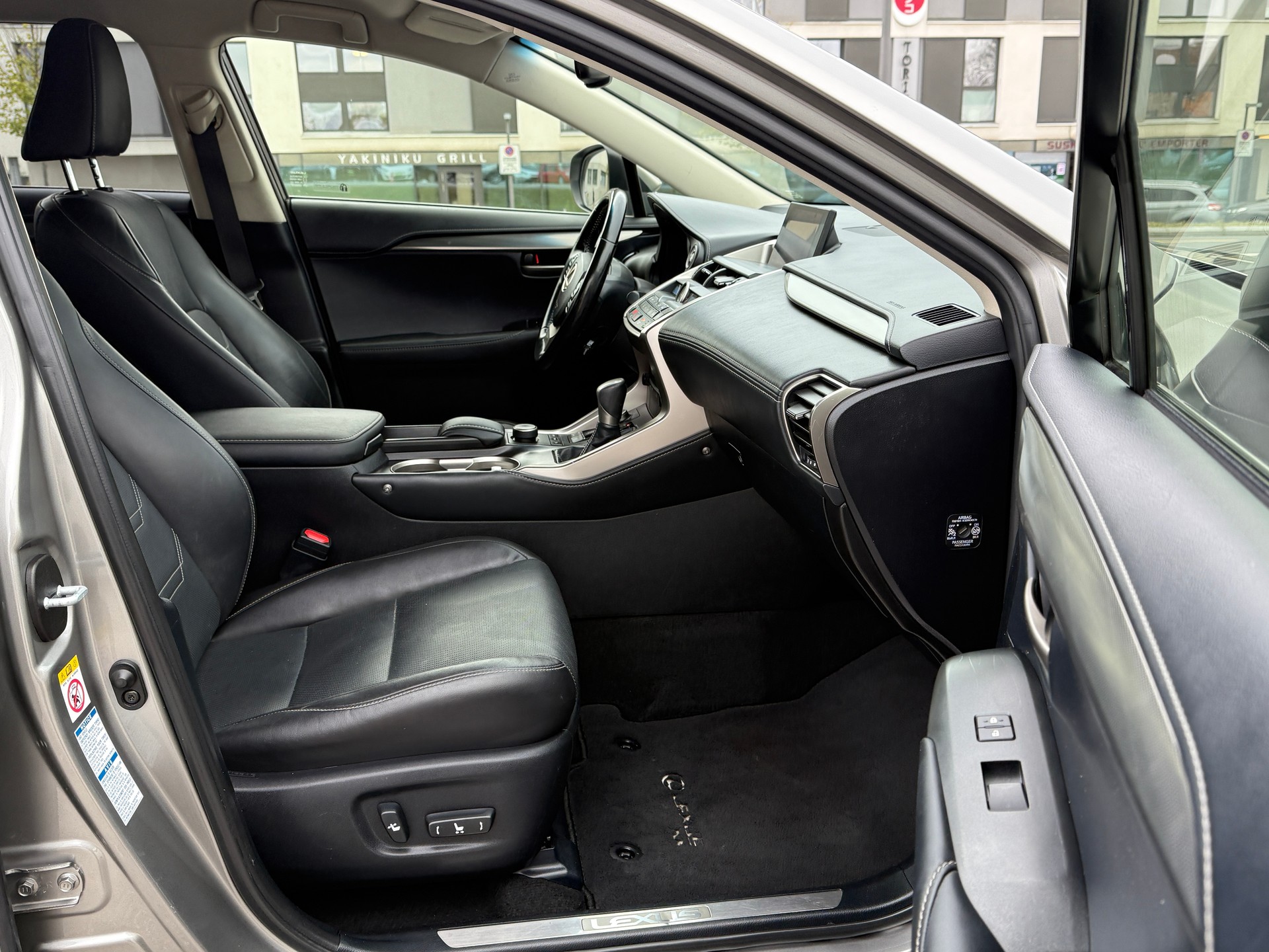 LEXUS NX 300h comfort E-Four Automatic-image-9