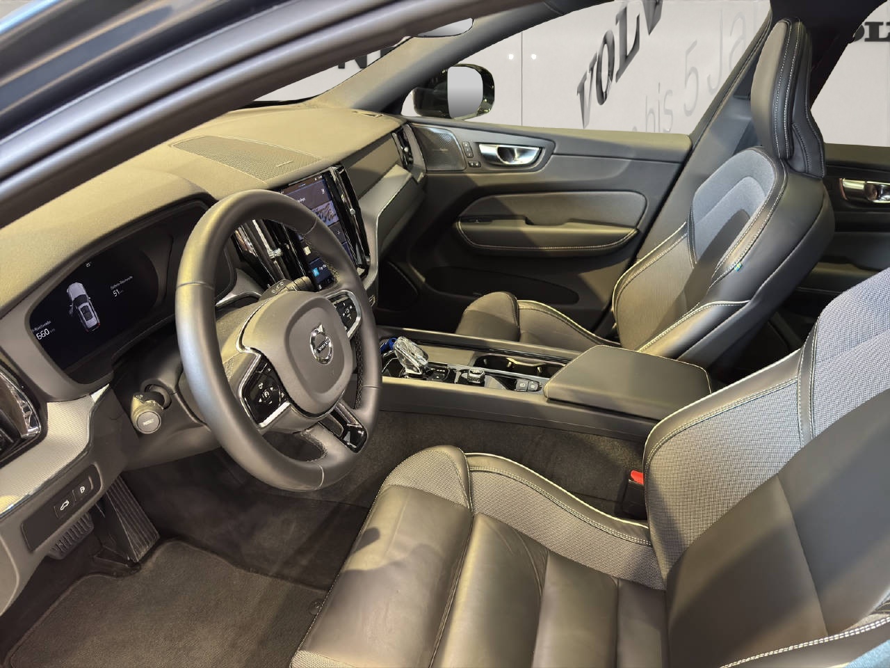 VOLVO XC60 2.0 T6 TE Plus Dark eAWD-image-5