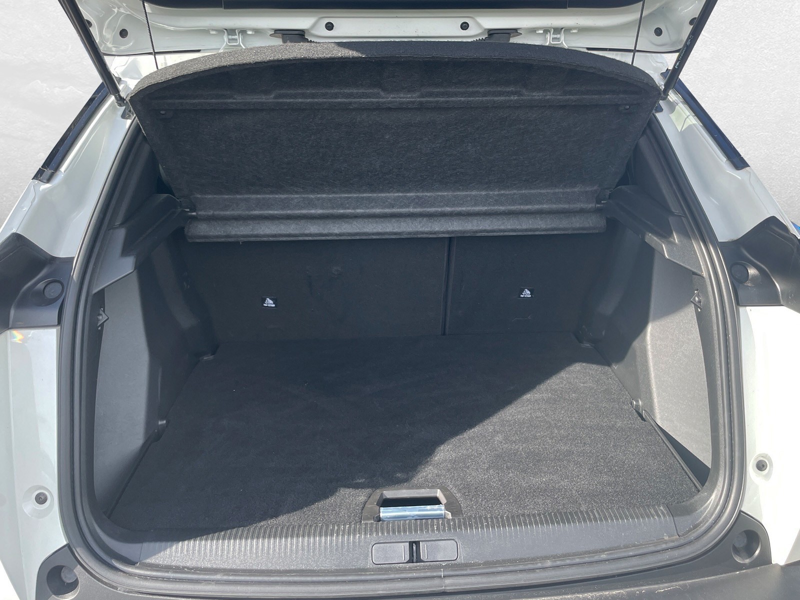 PEUGEOT 2008 e-Allure Pack-image-6