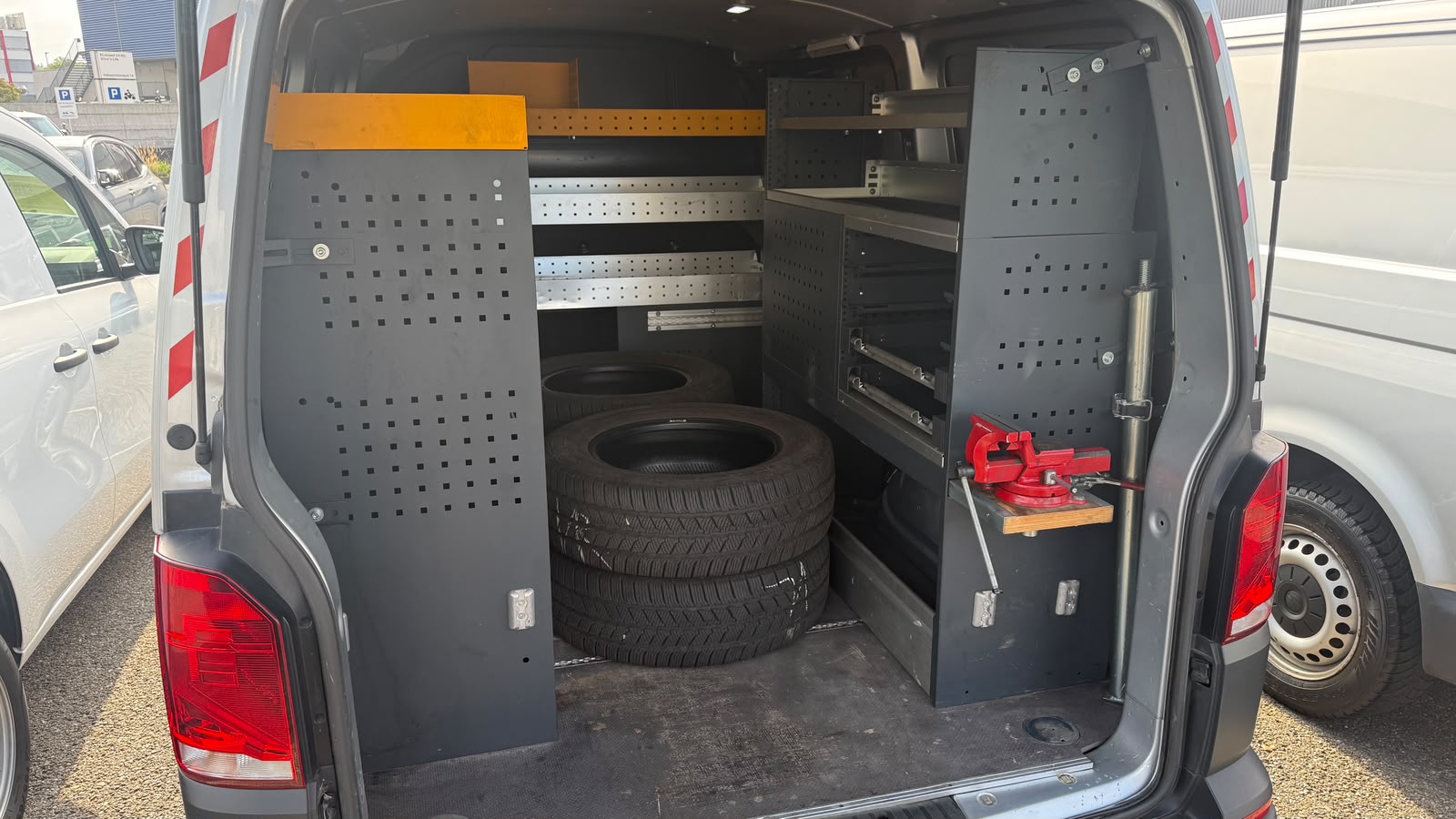 VW T6.1 2.0 TDI EINBAU-SCHRÄNKE 3200 KG!!!-image-24