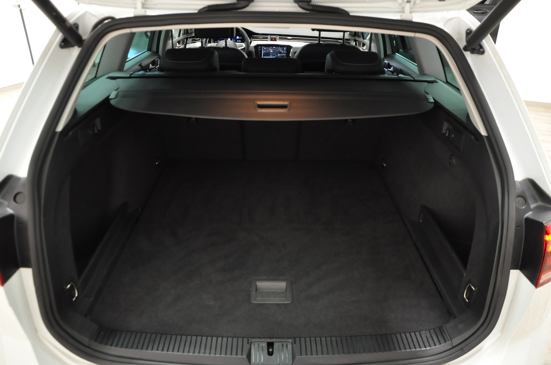 VW Passat 2.0 TDI BMT Elegance 4Motion DSG-image-22