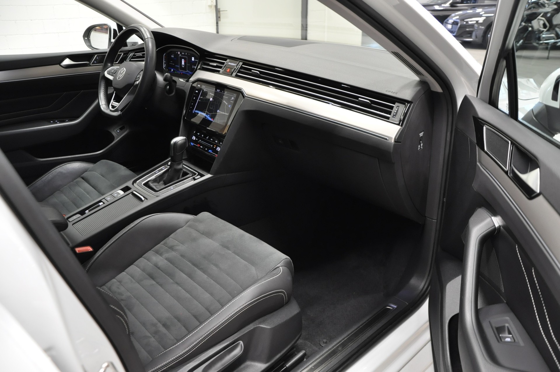 VW Passat 2.0 TDI BMT Elegance 4Motion DSG-image-13