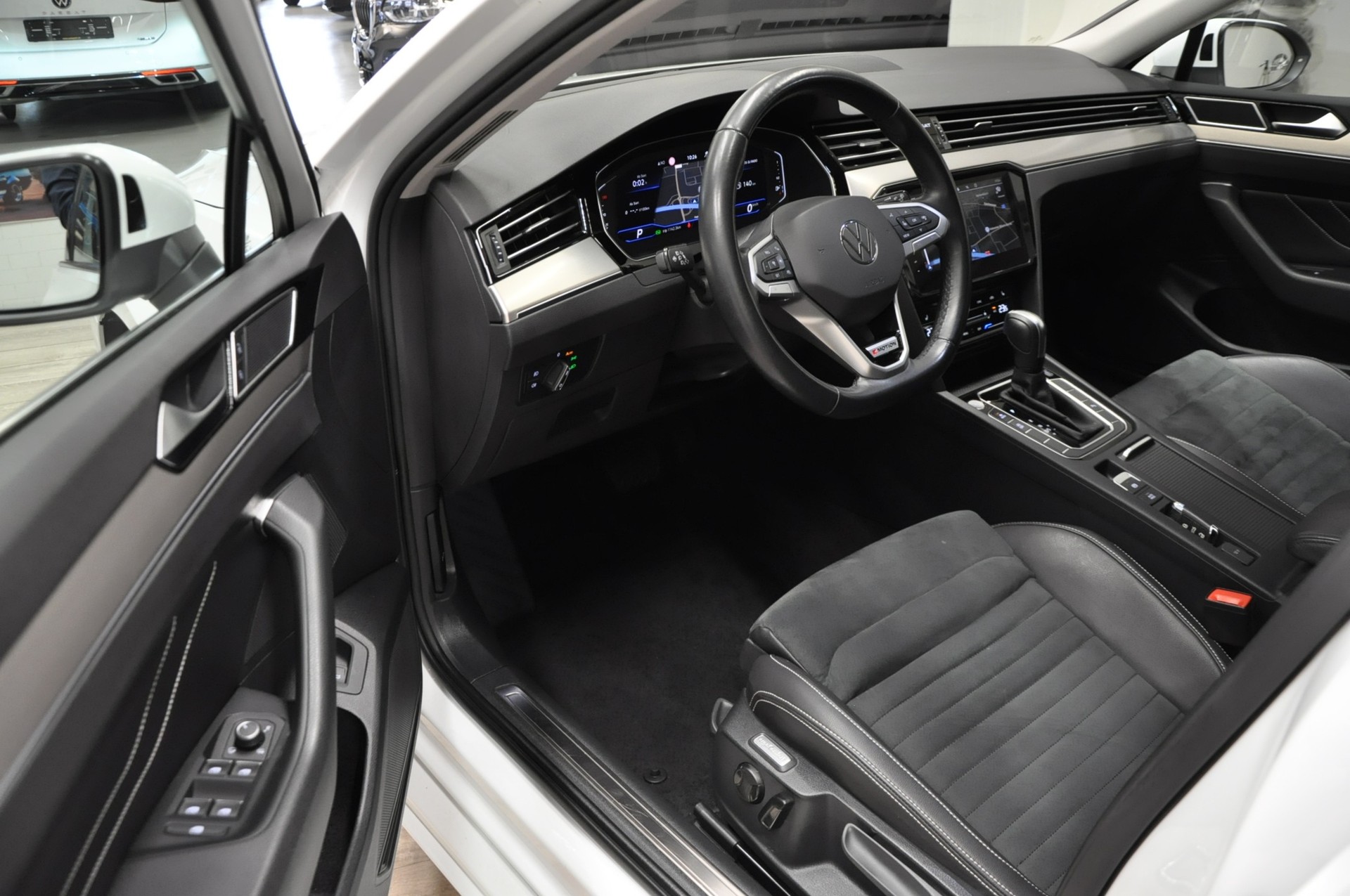 VW Passat 2.0 TDI BMT Elegance 4Motion DSG-image-10
