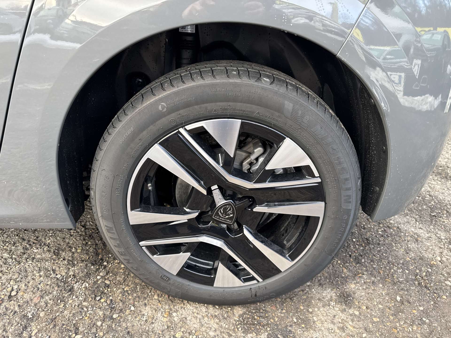 PEUGEOT 208 1.2 MHEV 110 Allure Automat-image-9