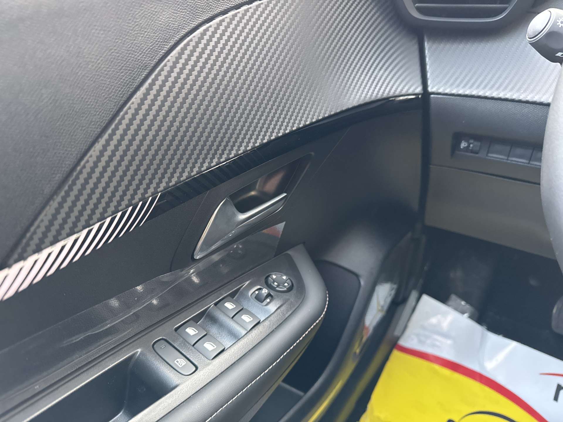 PEUGEOT 208 1.2 MHEV 110 Allure Automat-image-15