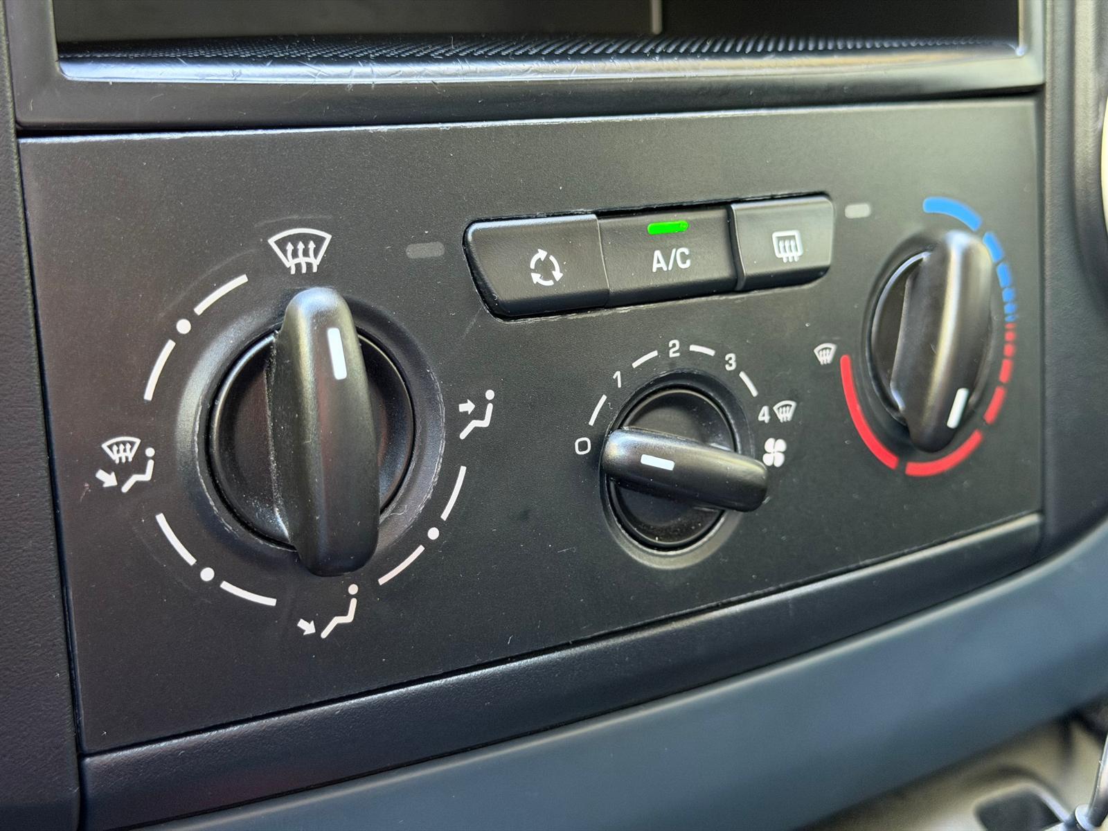 PEUGEOT Partner Tepee 1.6 HDI 92 Trendy 7P-image-14